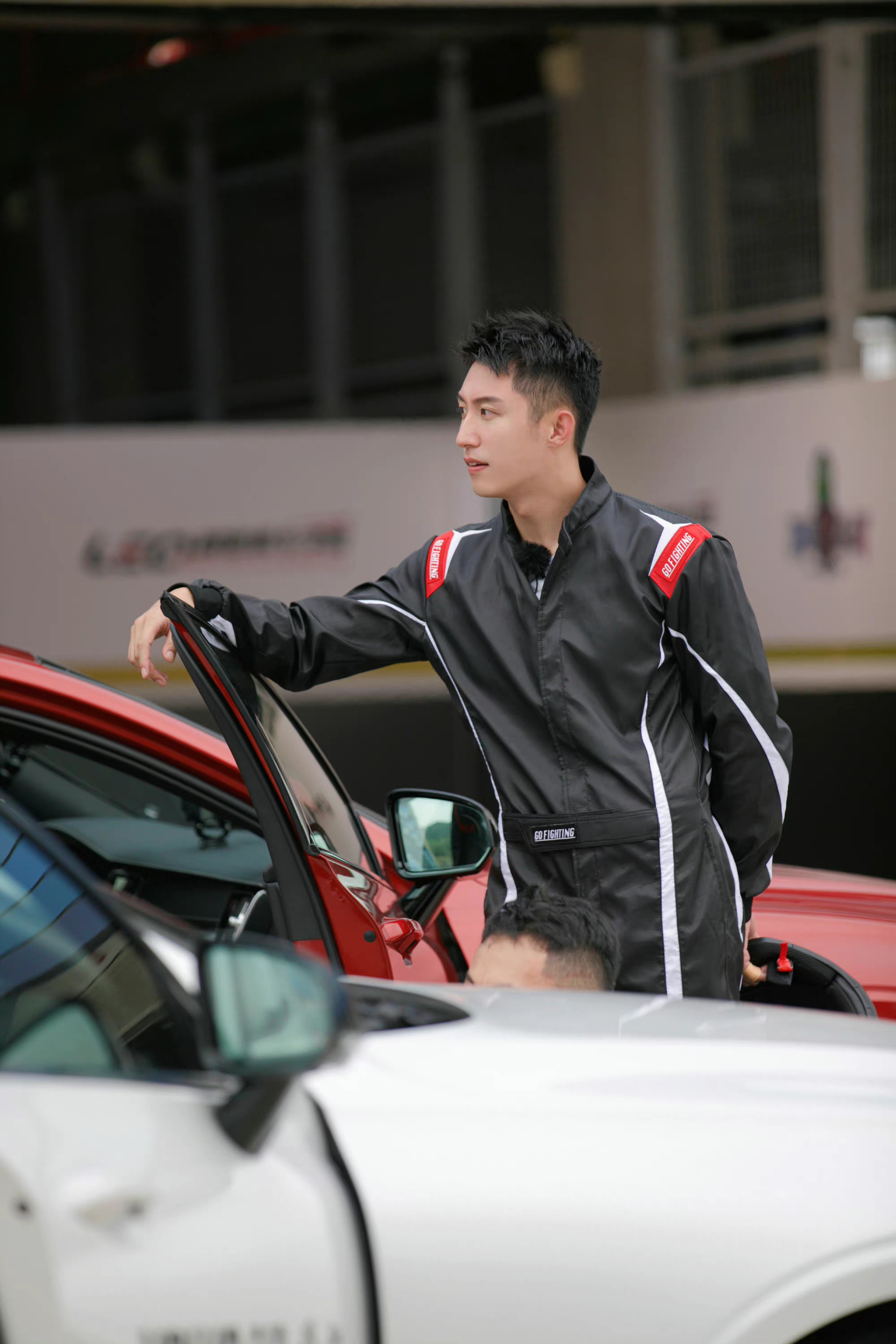 周一早晨来看赛车手帅哥 坐进赛车的黄景瑜帅哥