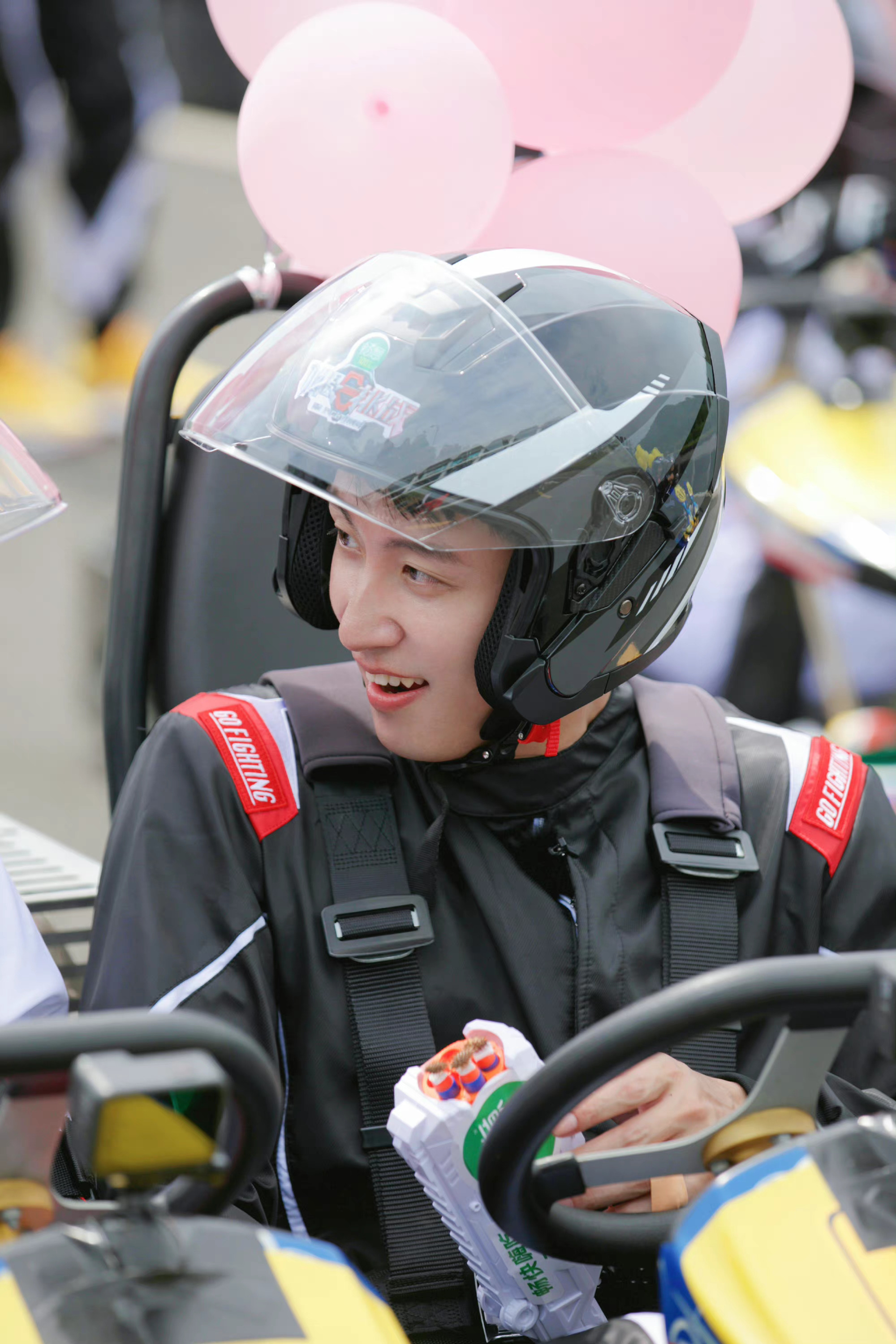 周一早晨来看赛车手帅哥 坐进赛车的黄景瑜帅哥