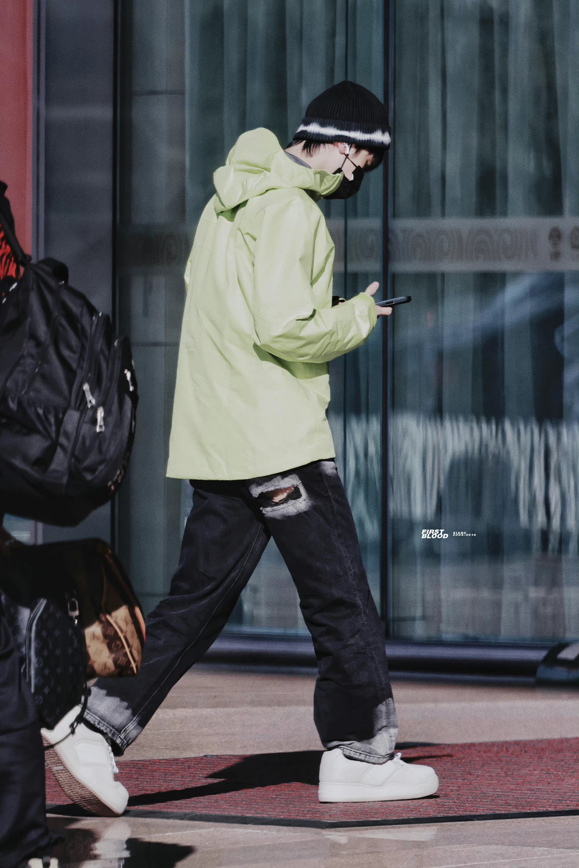 严浩翔今日机场饭拍图荧光绿外套破洞牛仔裤毛线帽