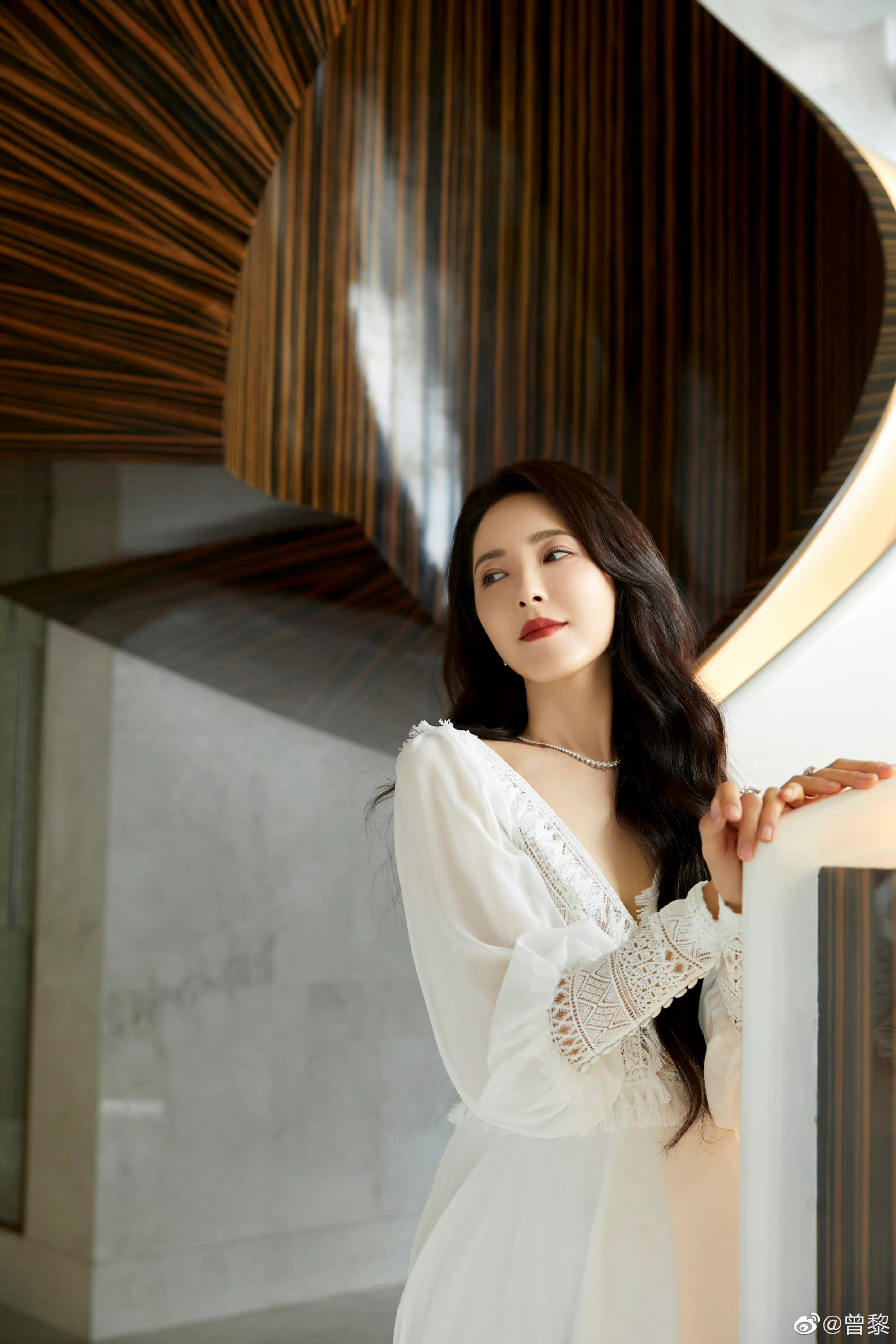 曾黎发布自己新歌《草木之骨》,mv素颜出镜真不愧是美女姐姐啊