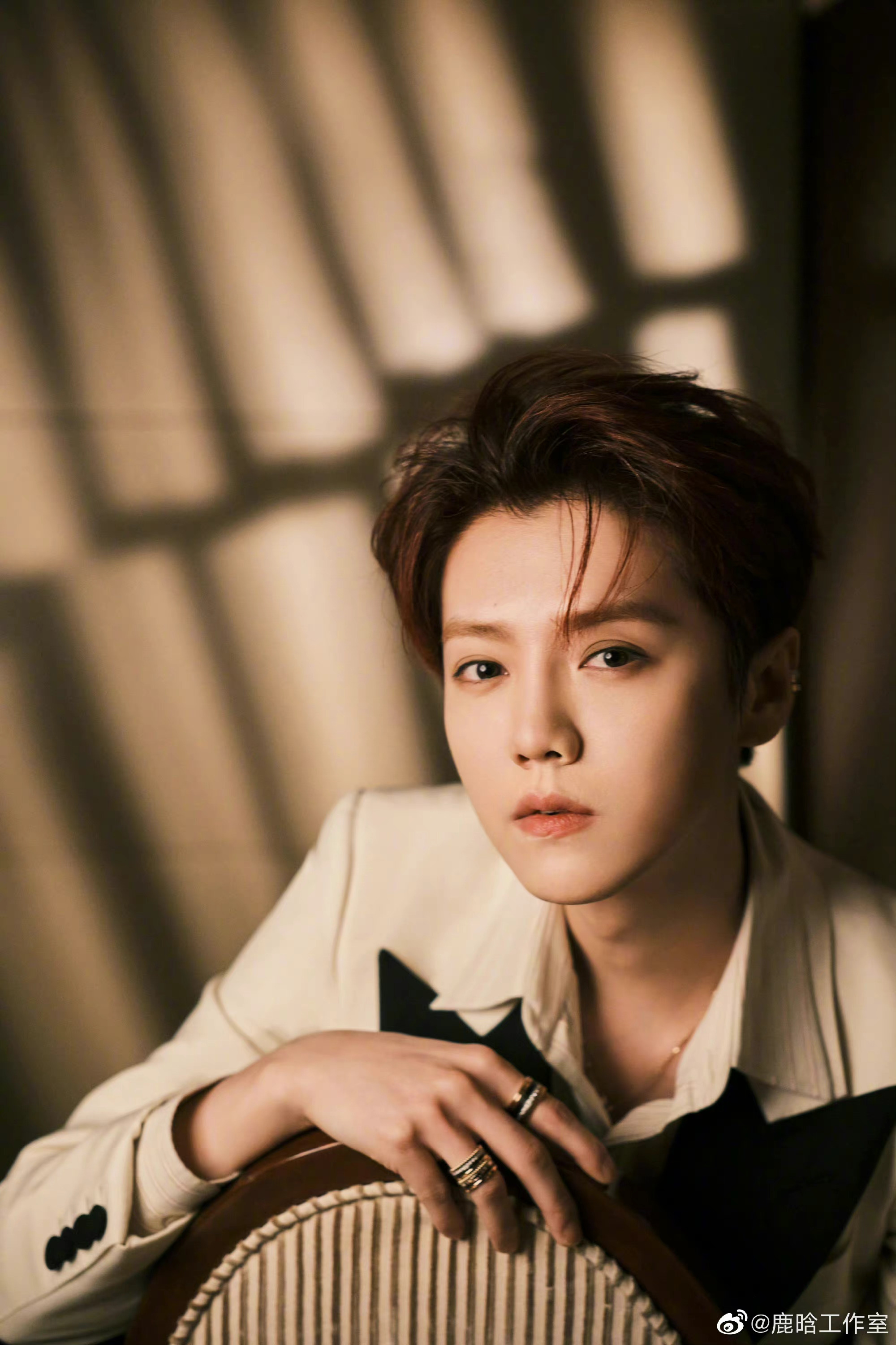 鹿晗白色西装光影大片,帅气侧颜氛围感十足