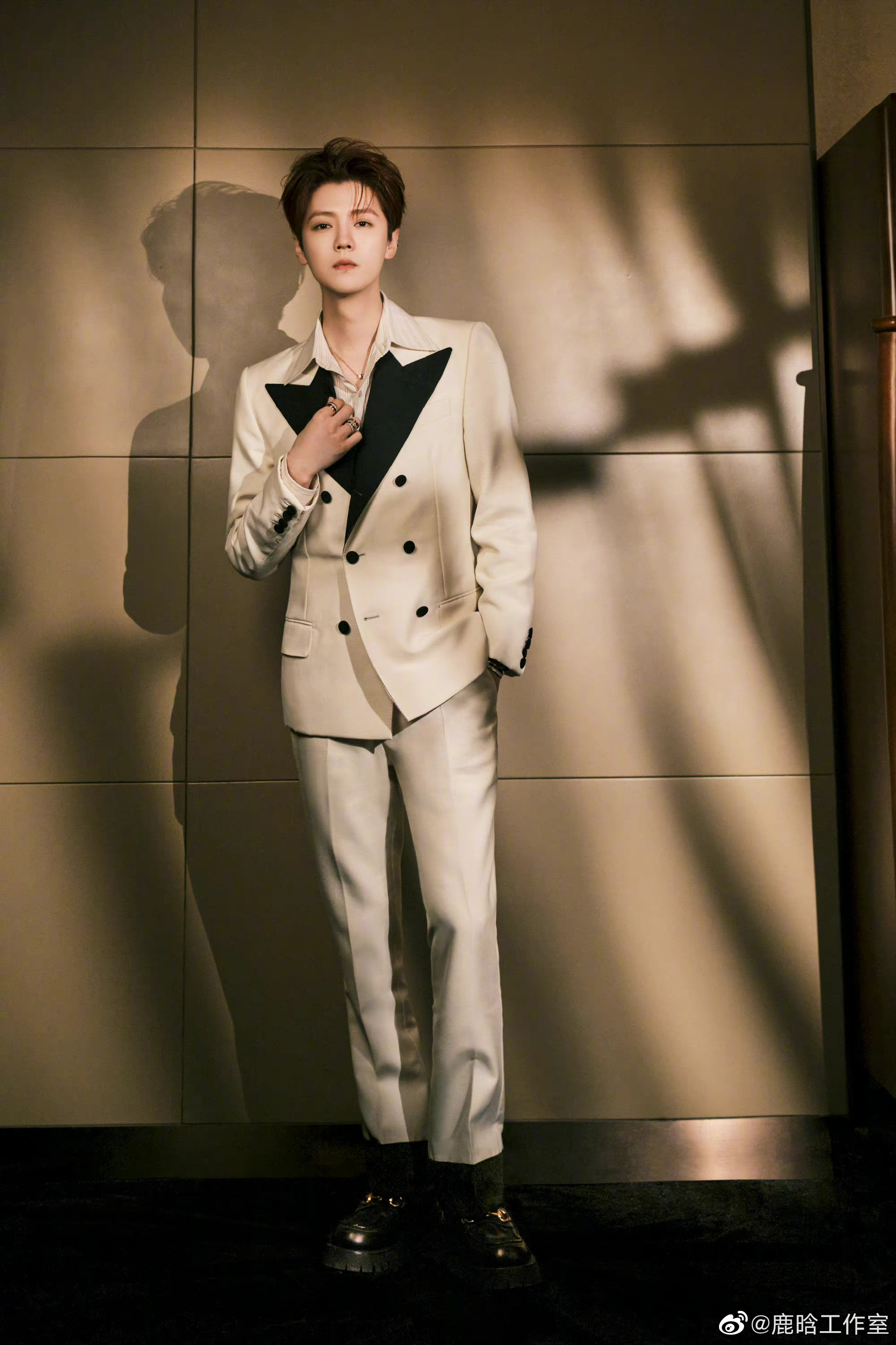 鹿晗白色西装光影大片,帅气侧颜氛围感十足