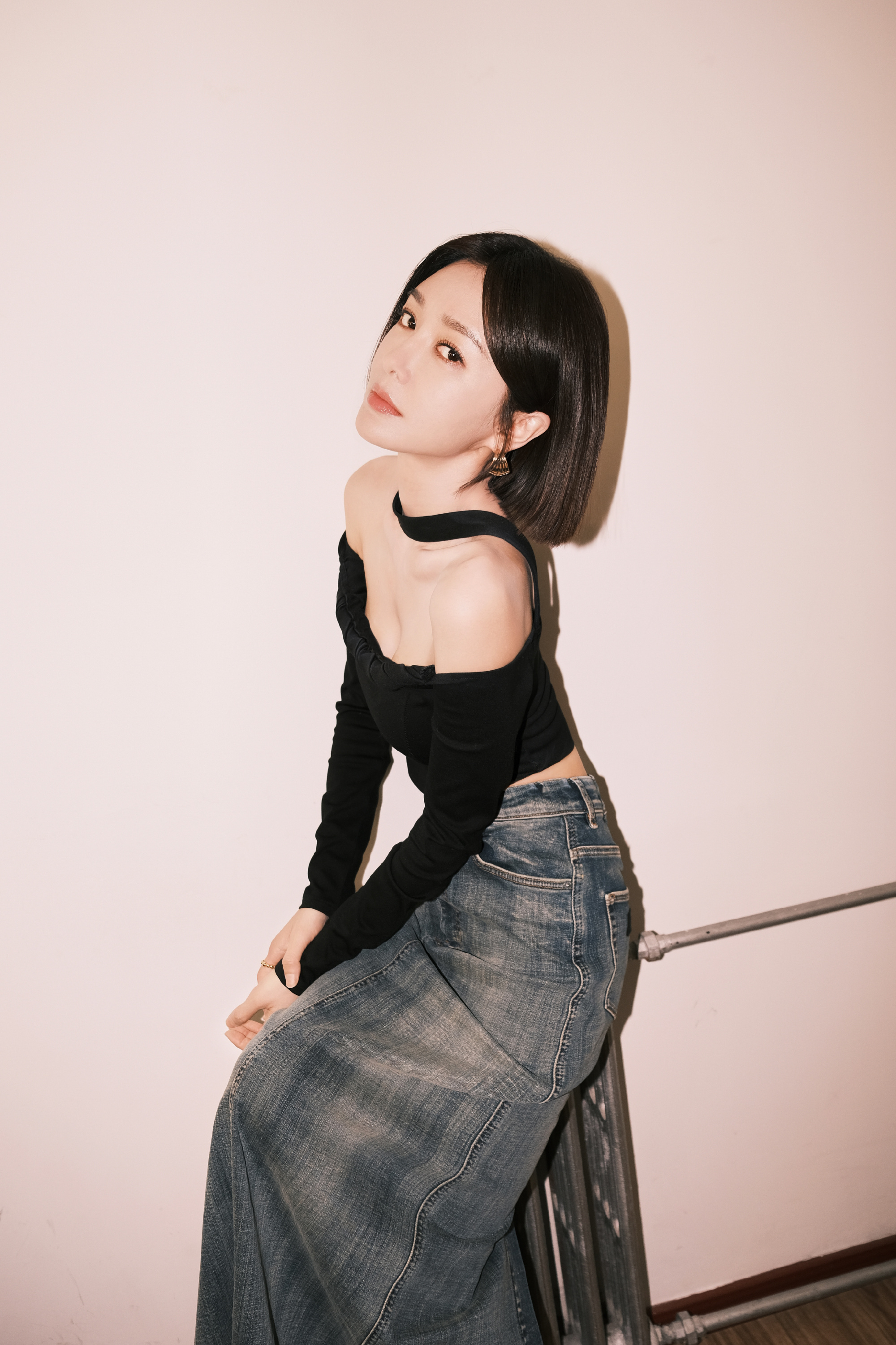 秦岚这身好美啊 还有紫色挑染 一整个爱住__财经头条