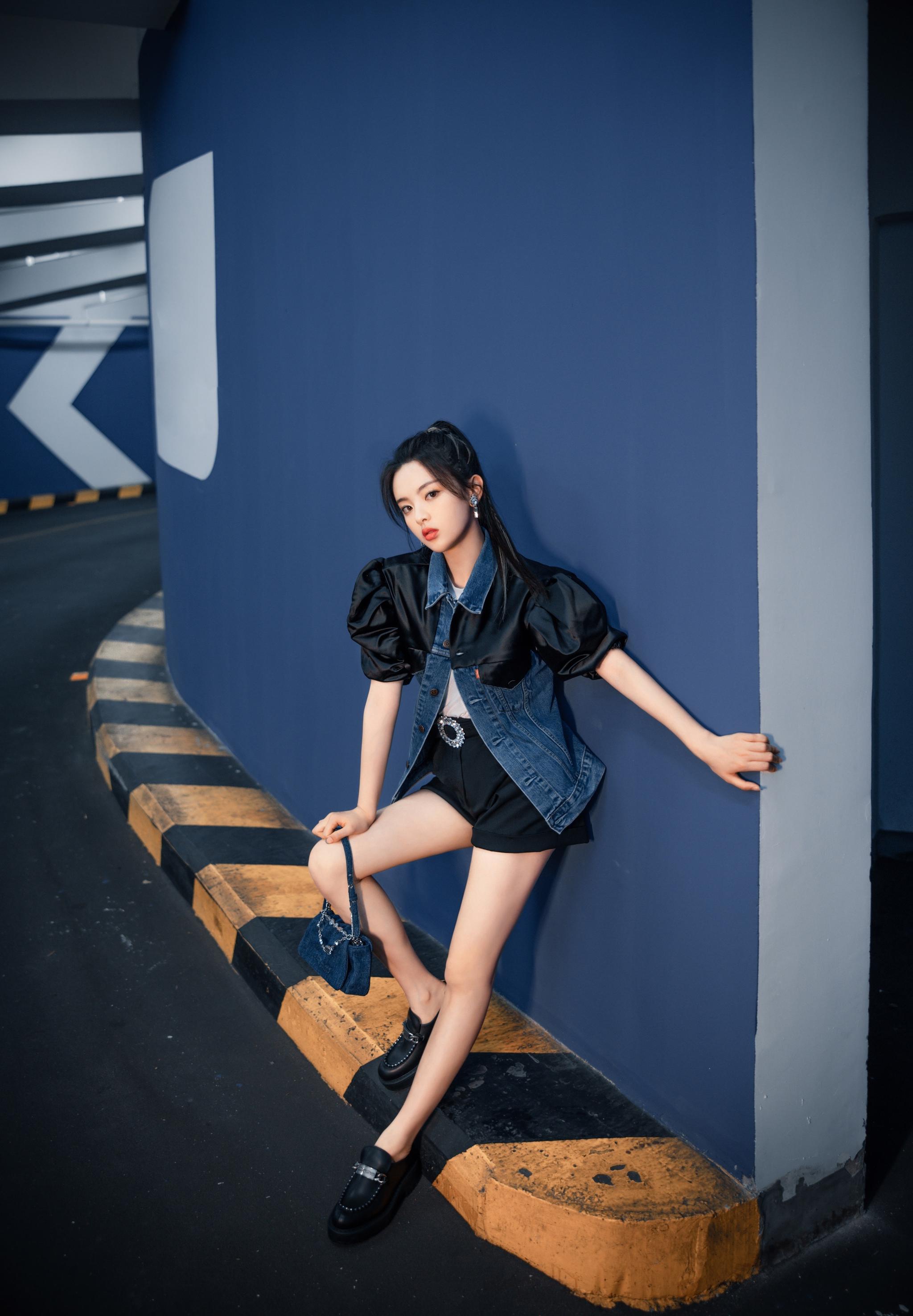 身穿miumiu x levis合作系列的复古牛仔外套……|miumiu|杨超越_新浪