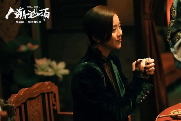 当最后她带着人将主角团围起来时,女主李想(万茜 饰)的手机响了,是