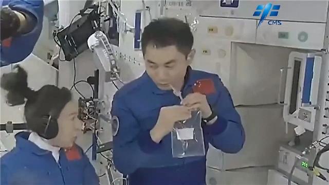 神舟十三号航天员在空间站使用尖端饮水机