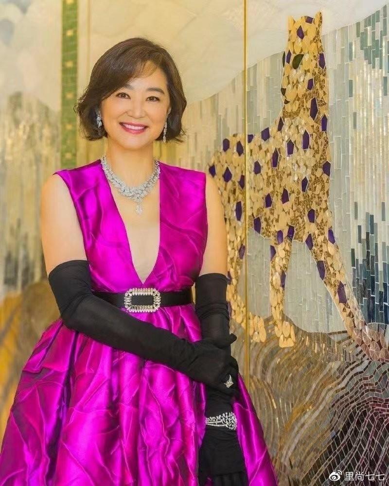 林青霞真是老当益壮,穿低胸装身材比小姑娘还好,镭射红色太夺目