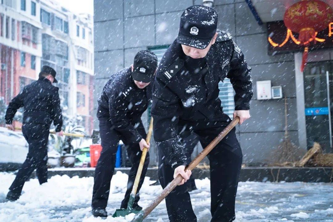 民警|车辆|大雪_新浪新闻