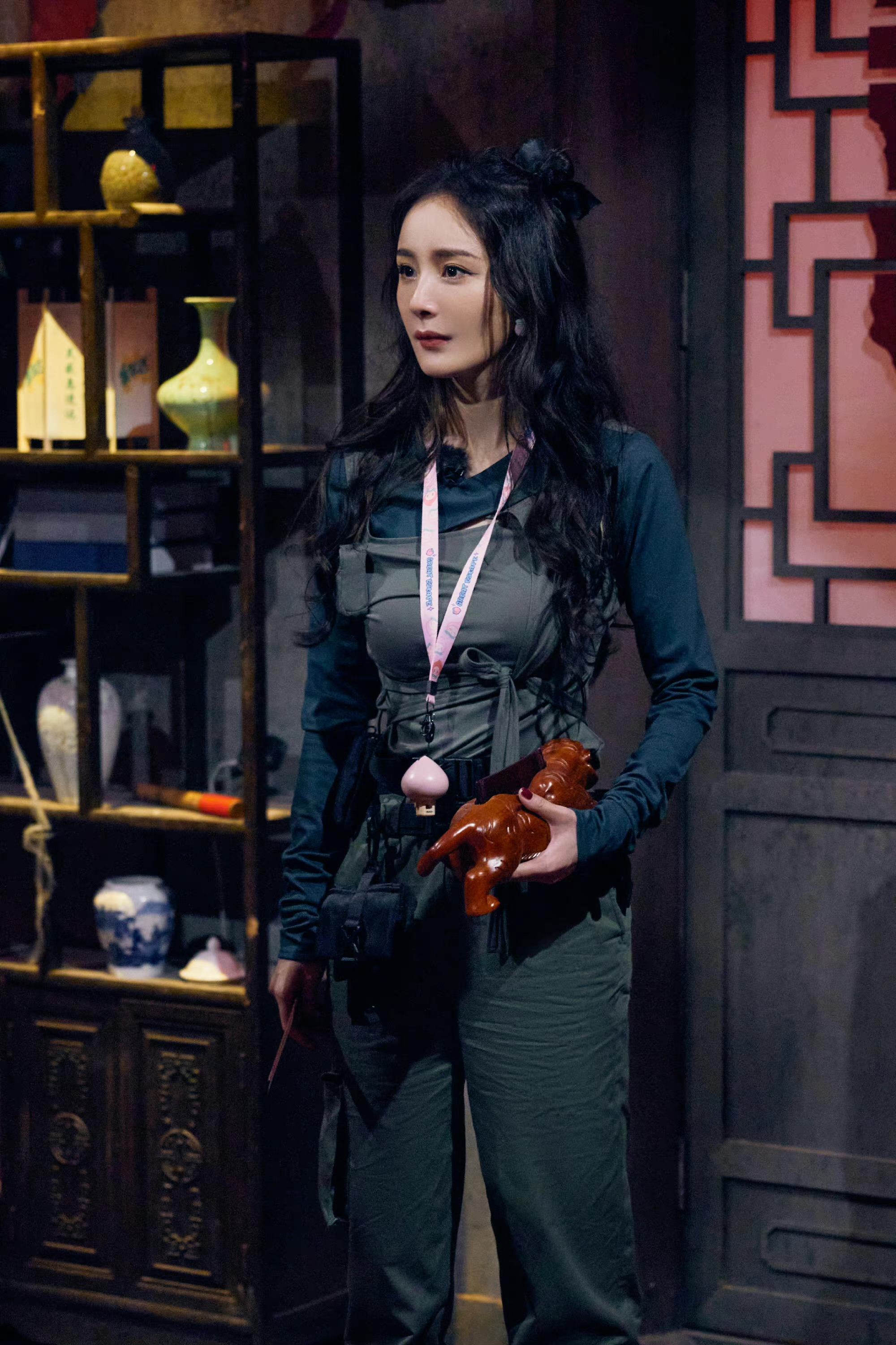 杨幂《密室大逃脱》新剧照 工装风造型酷飒绝美,周四见啊