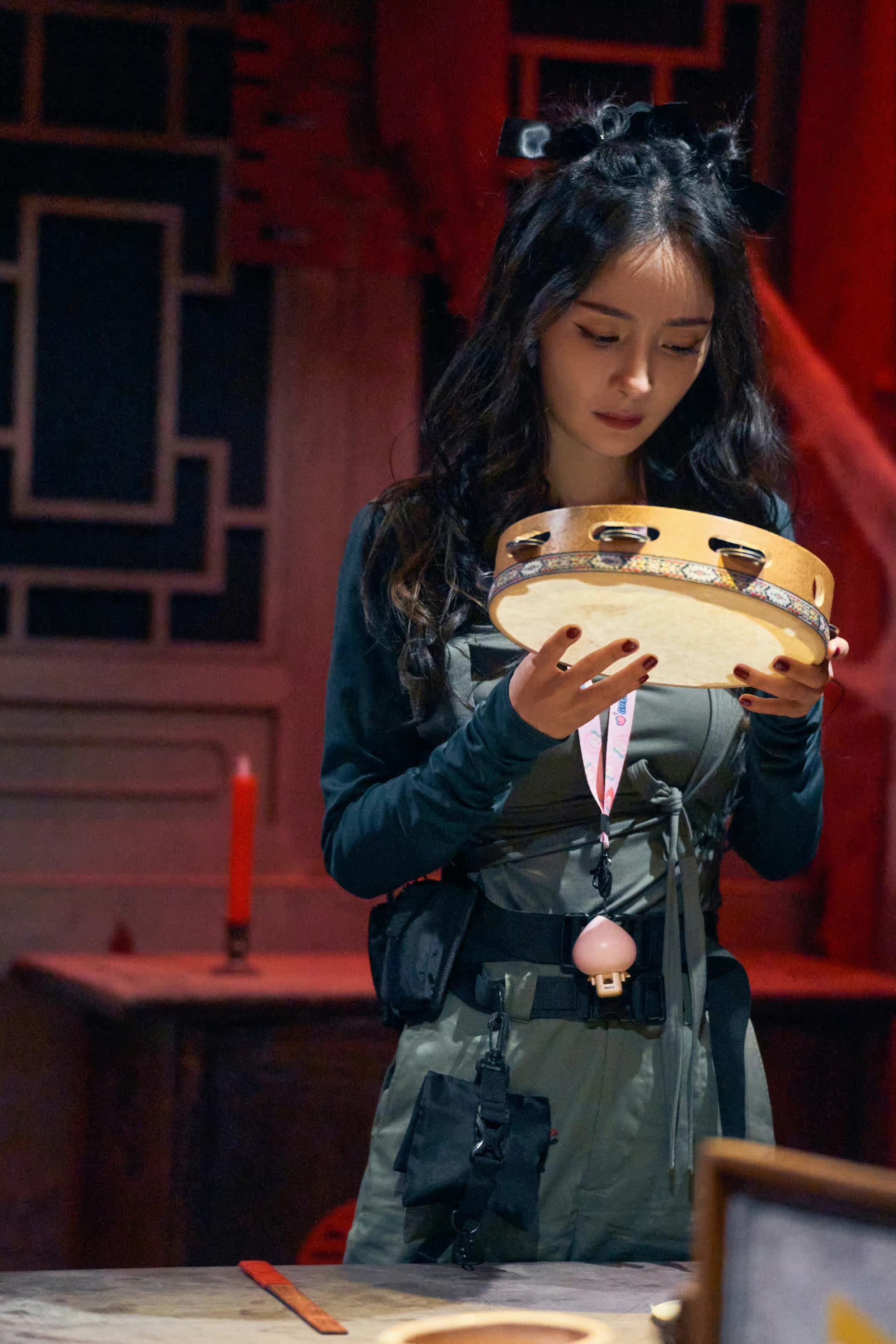 杨幂密室大逃脱新剧照工装风造型酷飒绝美周四见啊