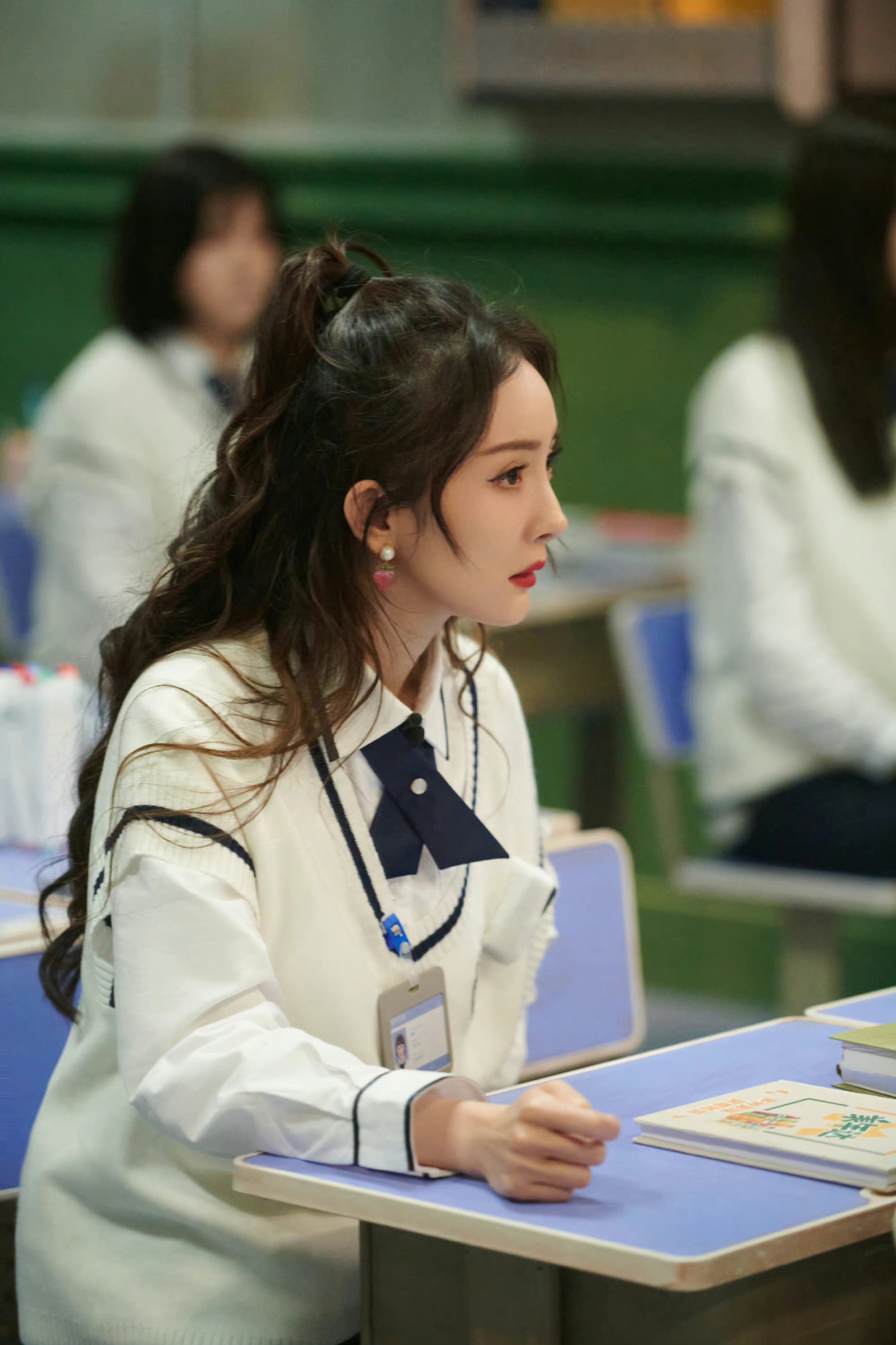 杨幂密逃4天使学园上剧照学院风穿搭77半扎高马尾