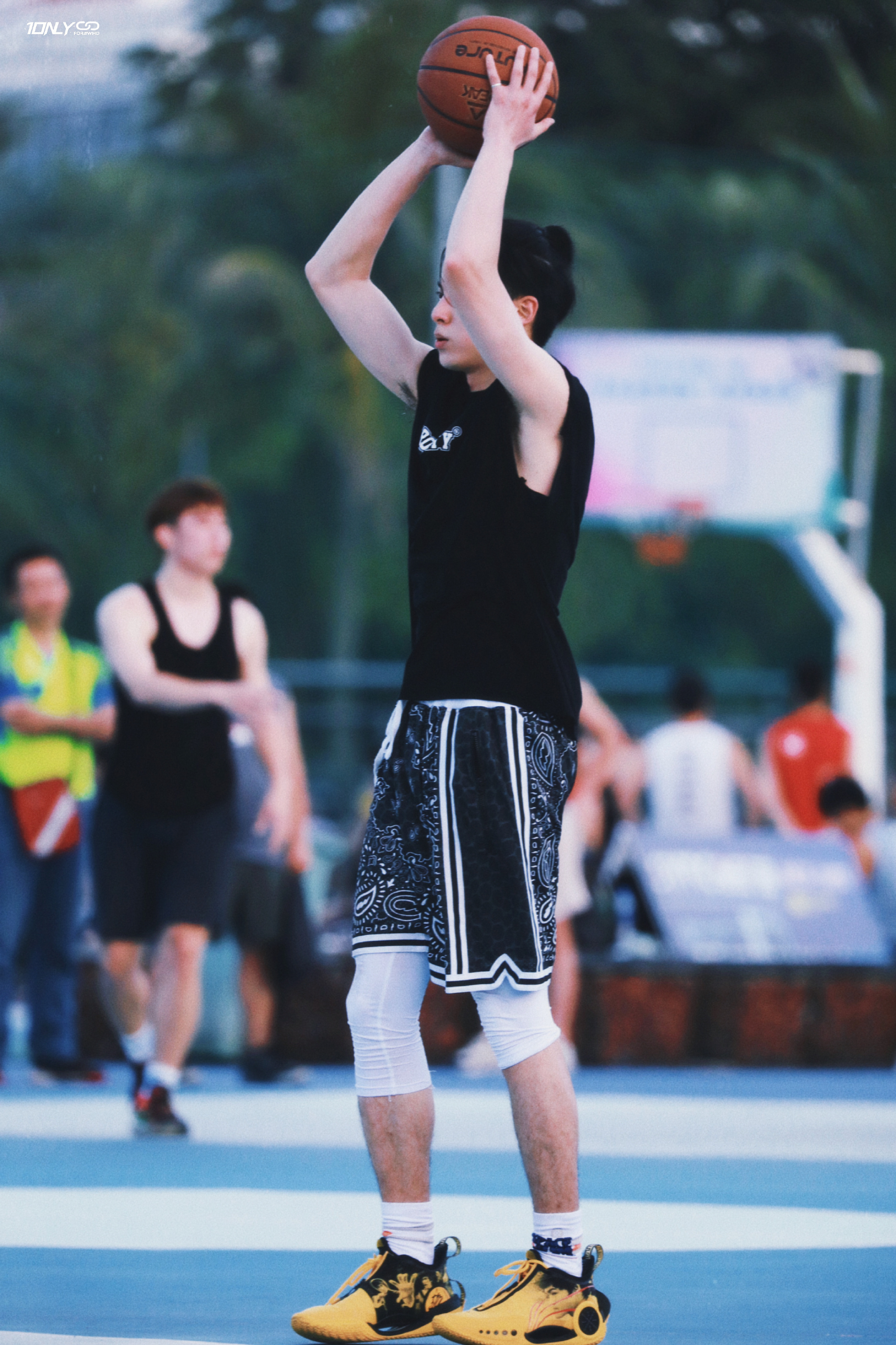 王鹤棣打篮球饭拍图～ 黑色无袖背心,小辫子造型……_高清图集_新浪网