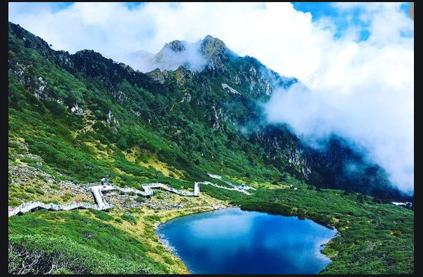 湖面碧波荡漾,每当风和日丽的夜晚, 行近洱海之滨,仰望天空,玉镜高悬