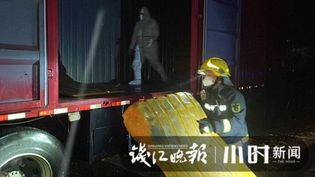 这就是杭州消防员的速度！雨雪夜，6名消防员通宵完成管控小区周边硬隔离搭建休闲区蓝鸢梦想 - Www.slyday.coM