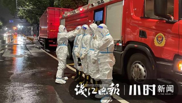 这就是杭州消防员的速度！雨雪夜，6名消防员通宵完成管控小区周边硬隔离搭建休闲区蓝鸢梦想 - Www.slyday.coM