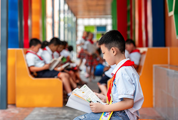 孩子们在校园书吧里专心阅读.