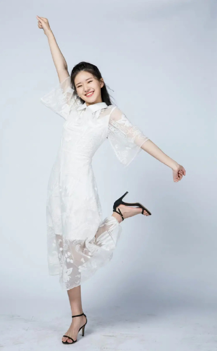 赵露思早期海报图好青涩好可爱呀!呜呜呜清纯校花谁能不爱呢!