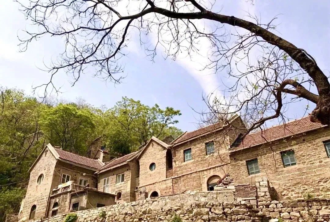 博山区的古村落和上坊村是该剧的主要取景地,男主许晗的民宿在这里