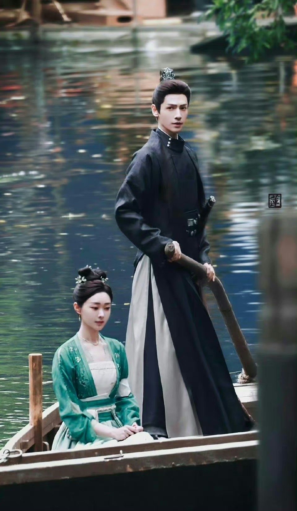 罗云熙《颜心记》黑衣束发造型路透 是谁被狠狠帅住!