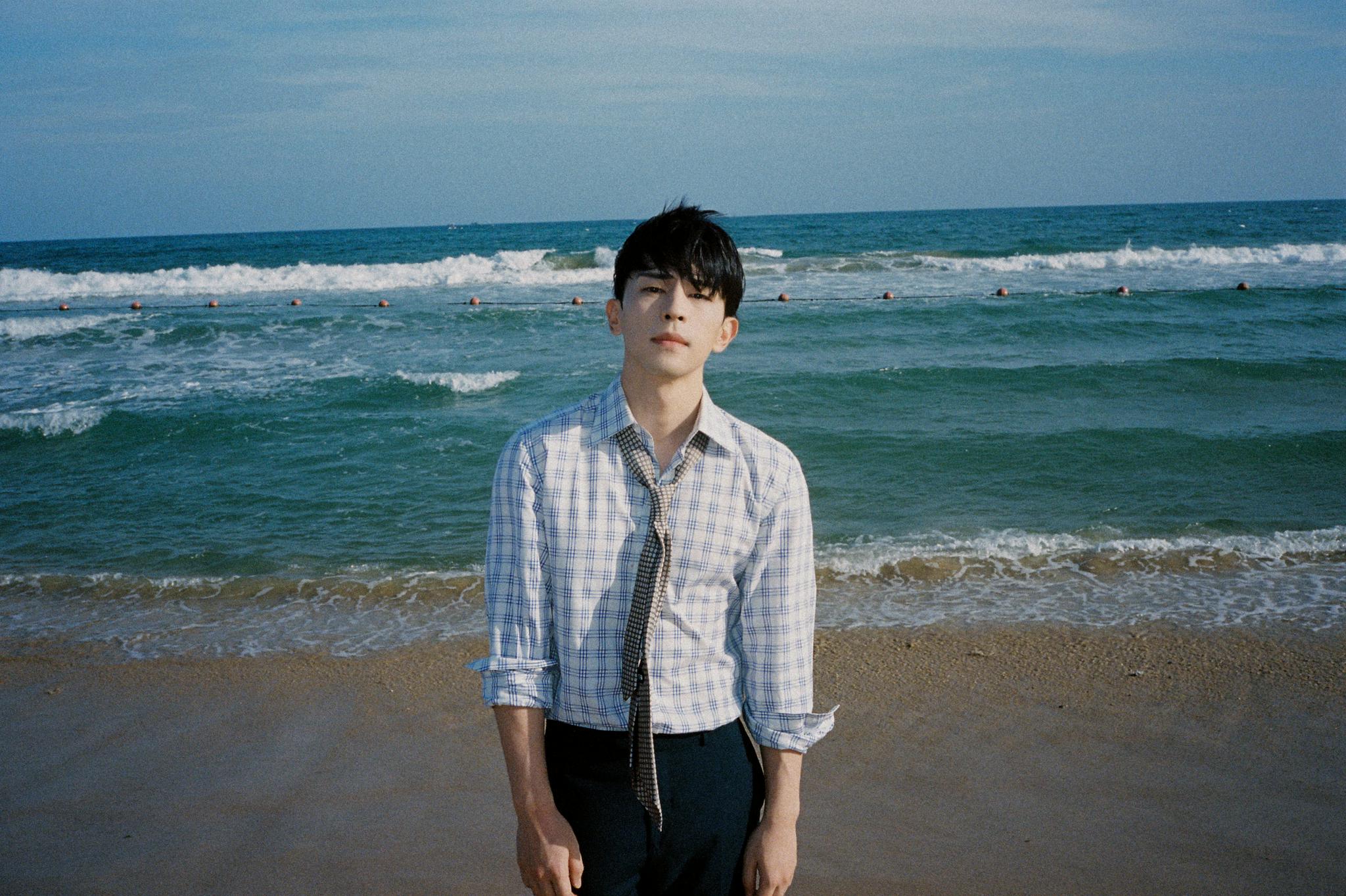 邓伦海岸胶片大片 格子衬衫的帅气伦……__财经头条