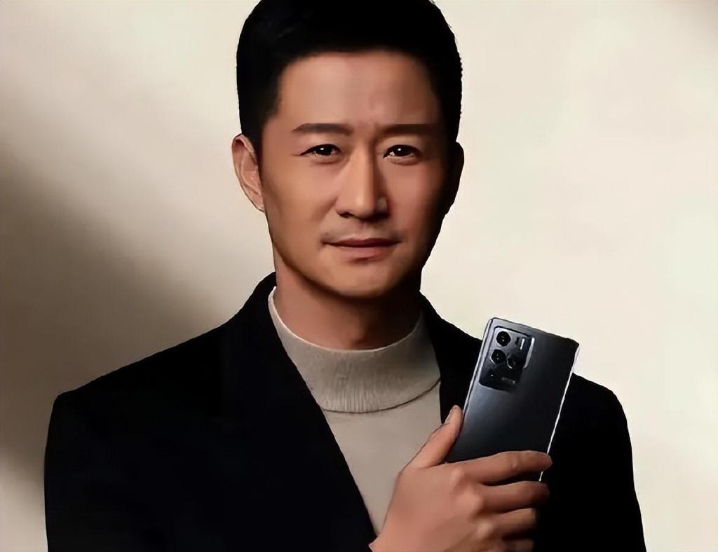 现在最大的争议点在于,吴京和中兴的代言合同里头,是否有对代言人私下