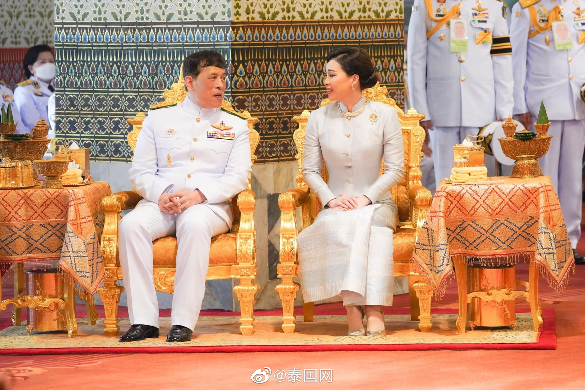 泰国国王王后赴大皇宫举行宋干节做功德仪式__财经头条