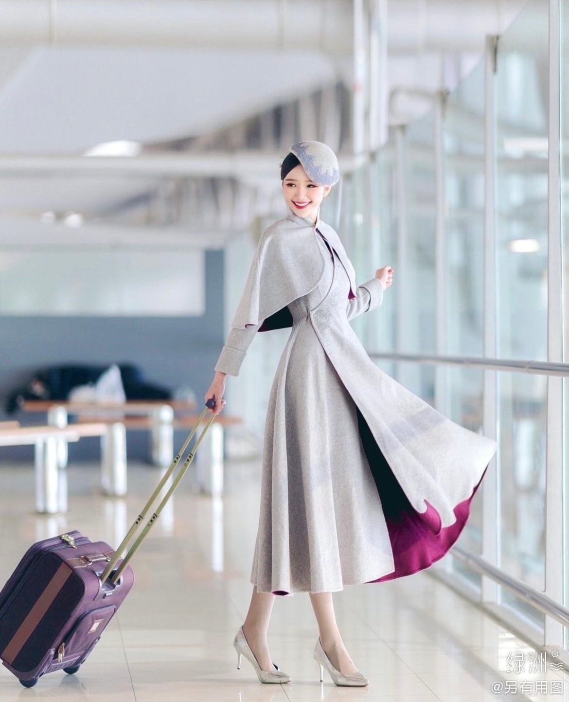 机场有空姐在拍照,不得不说,海航的这一套制服,到现在……_高清图集