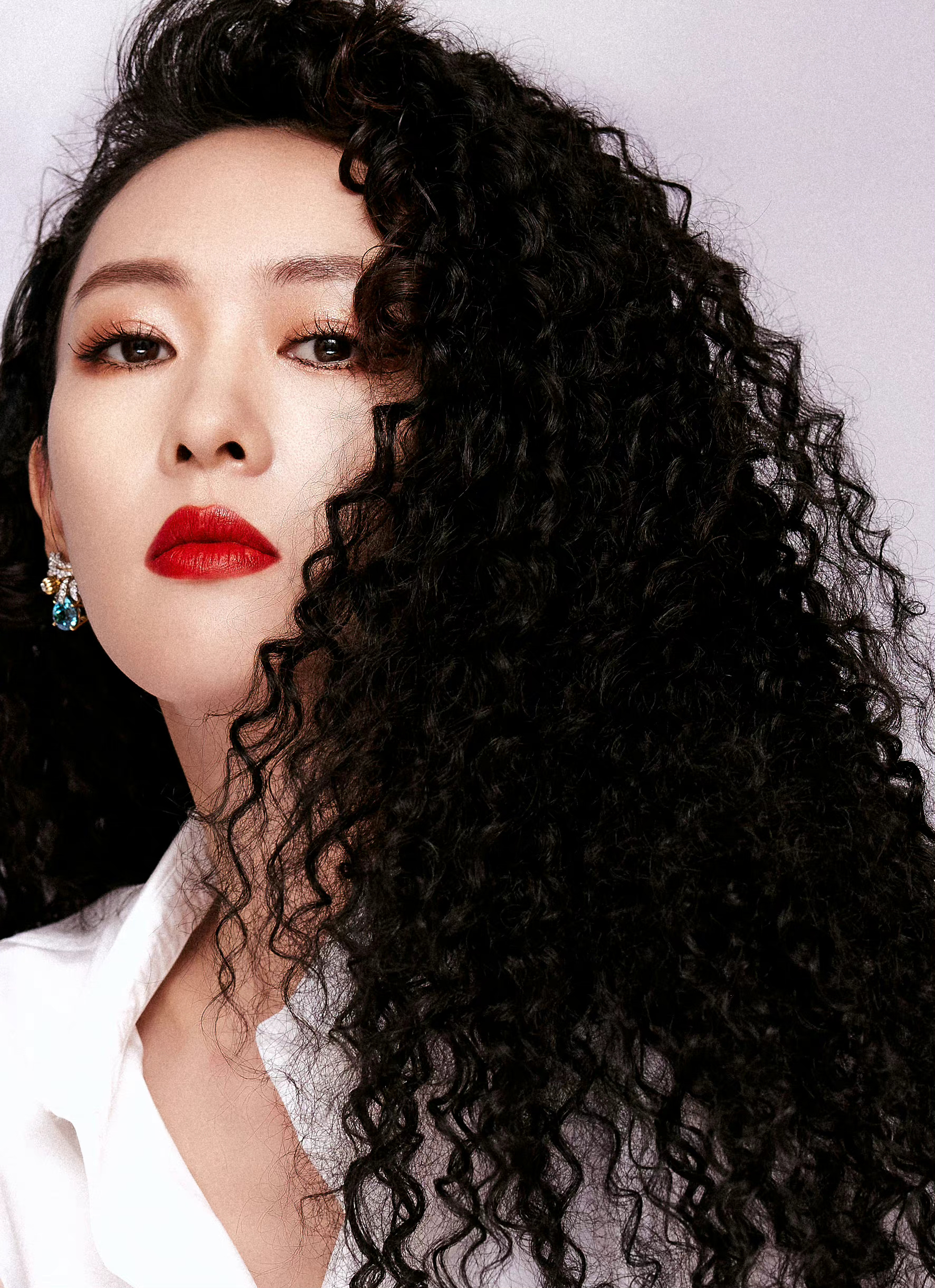 晒童瑶出席gqlab艺术展造型一头爆炸头卷发打破以往形象