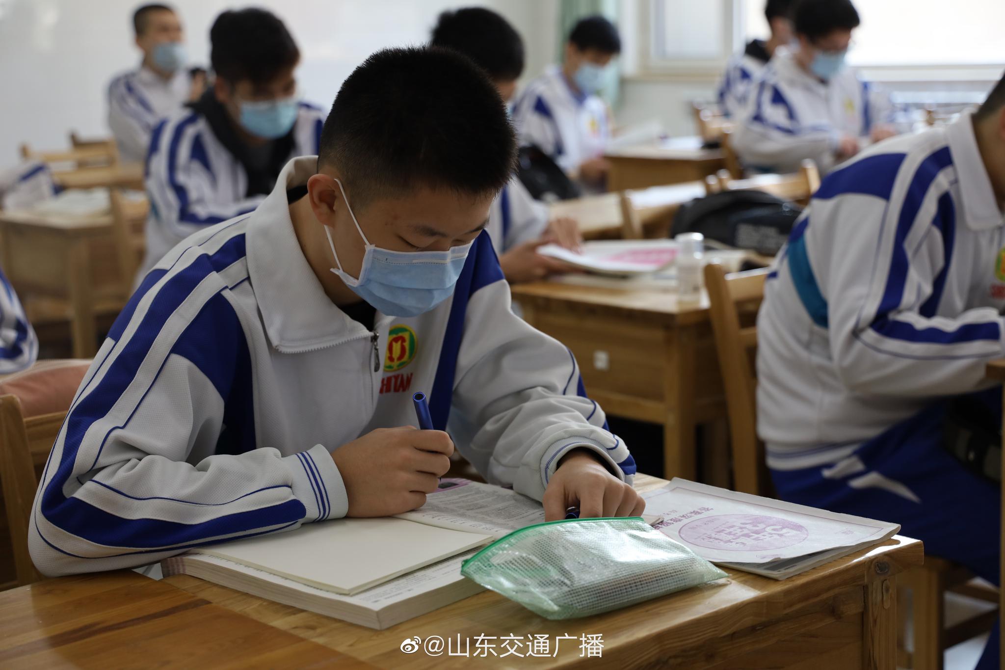 高三开学第一天,山东省实验中学学生陆续报到开课,秩序井然