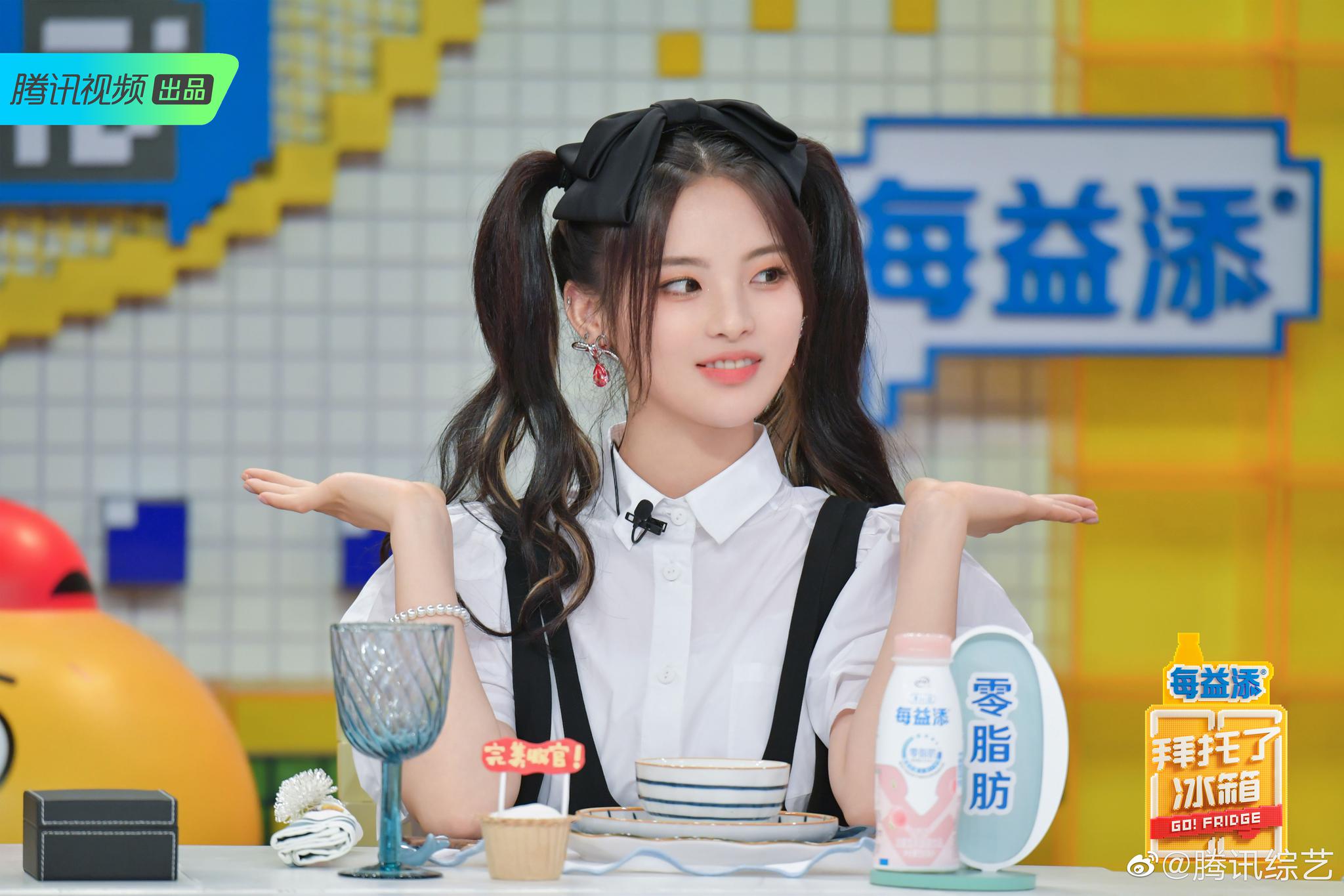 双马尾美少女@杨超越 的小表情和小动作太可爱啦~是看到好吃的了