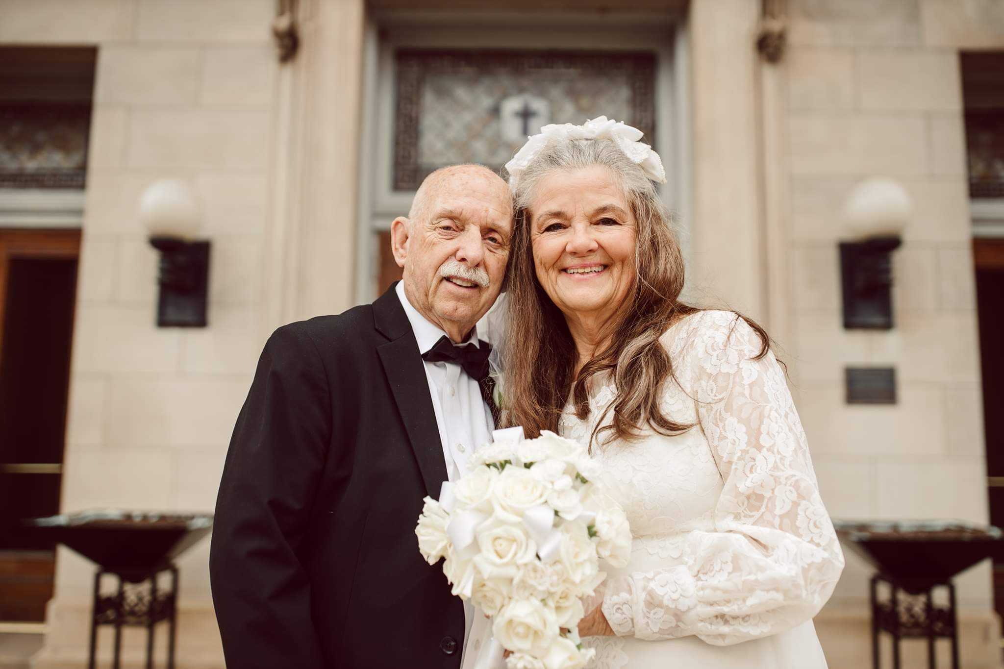 Casal celebrou seu 50º aniversário de casamento recriando sessão fotos produzidas em 1971