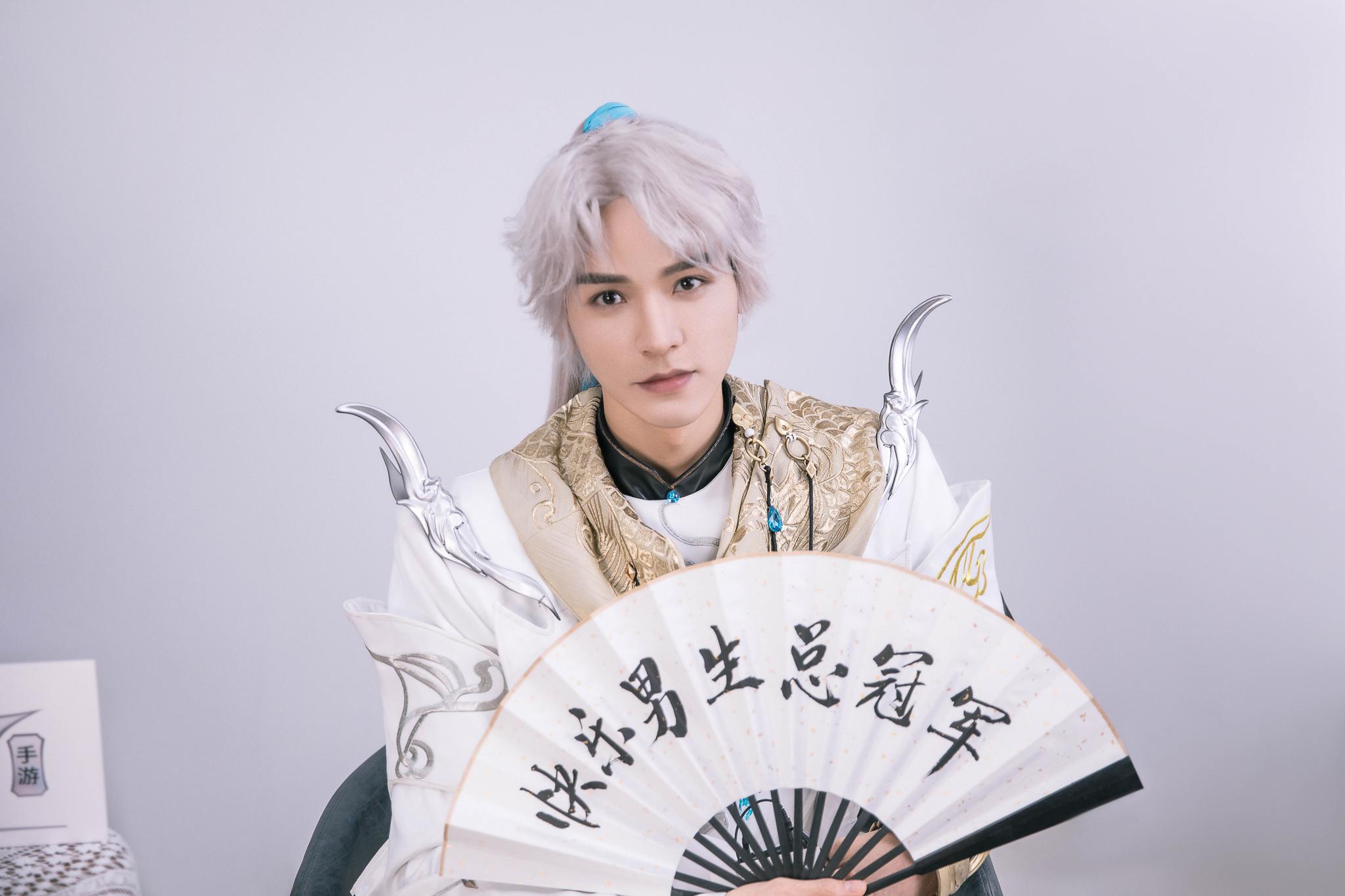 龚俊继 后再现白发造型!