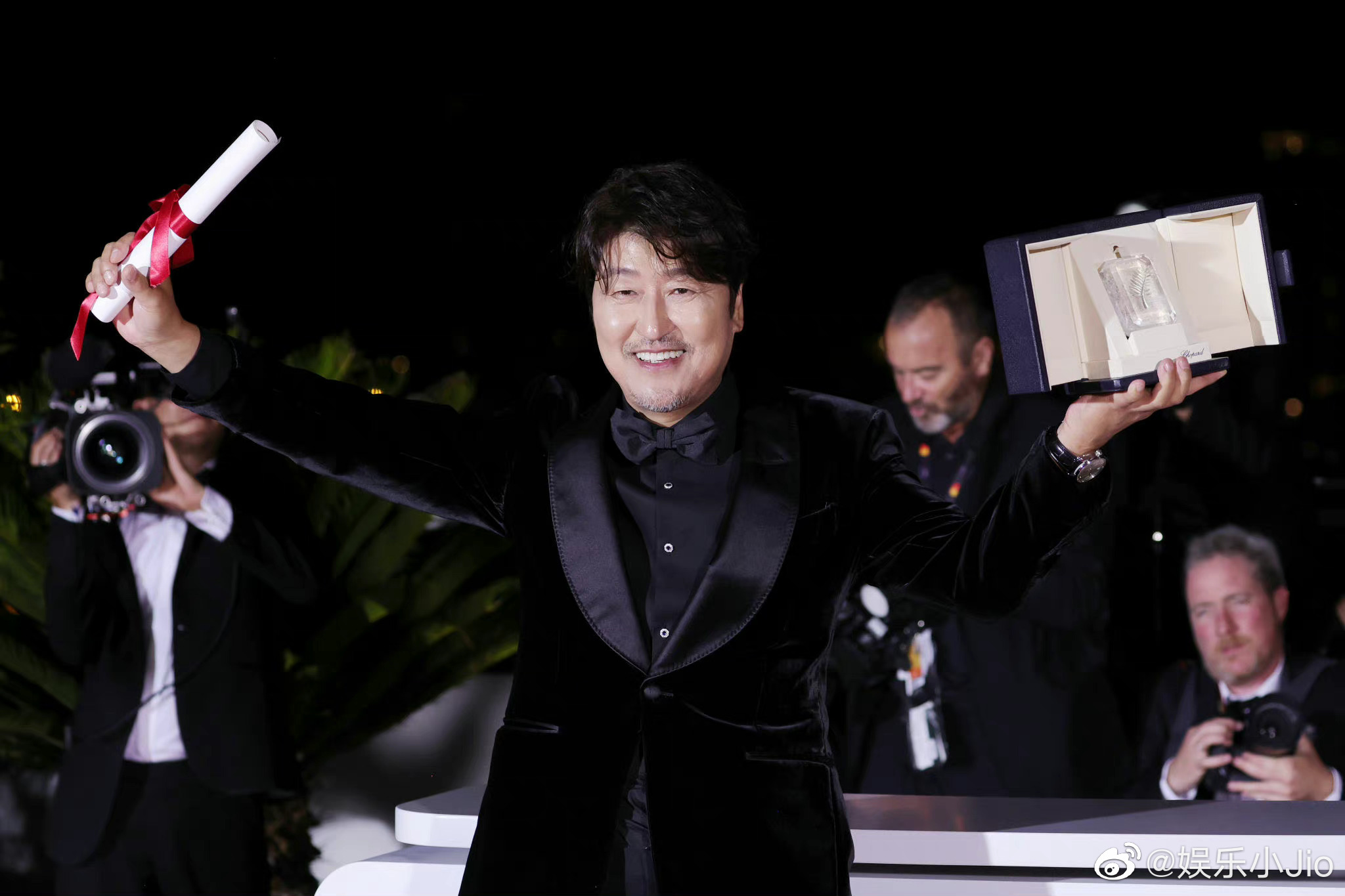 演员宋康昊凭电影掮客获得第75届戛纳电影节最佳男演员奖