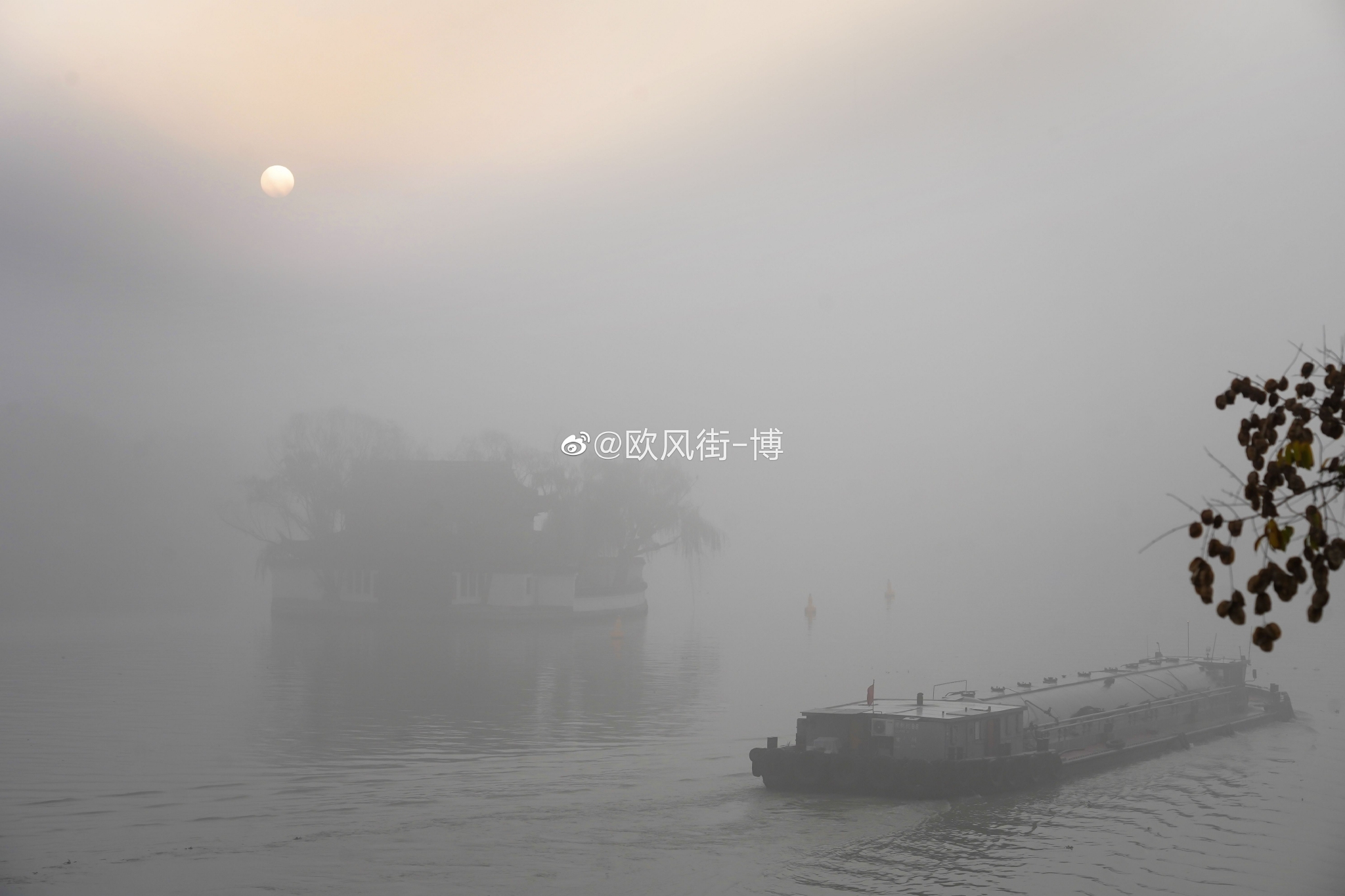 2022年11月10日,无锡出现浓雾天气,部分地区能见度不足200米……__财经头条