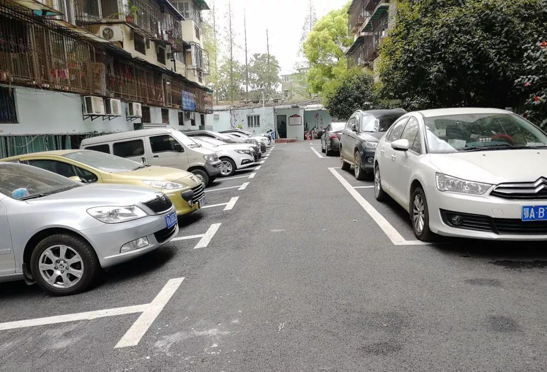 小区停车"出现怪象"!车位总是停满车,难道这些人都不用工作?