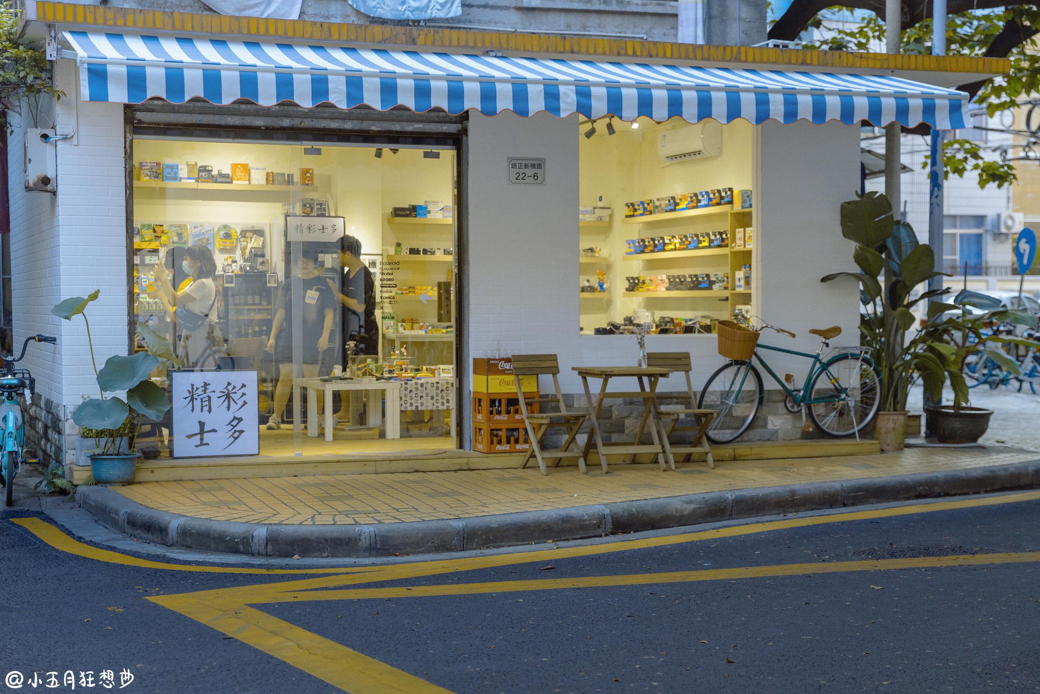 那天还路过了一家可可爱爱的复古士多