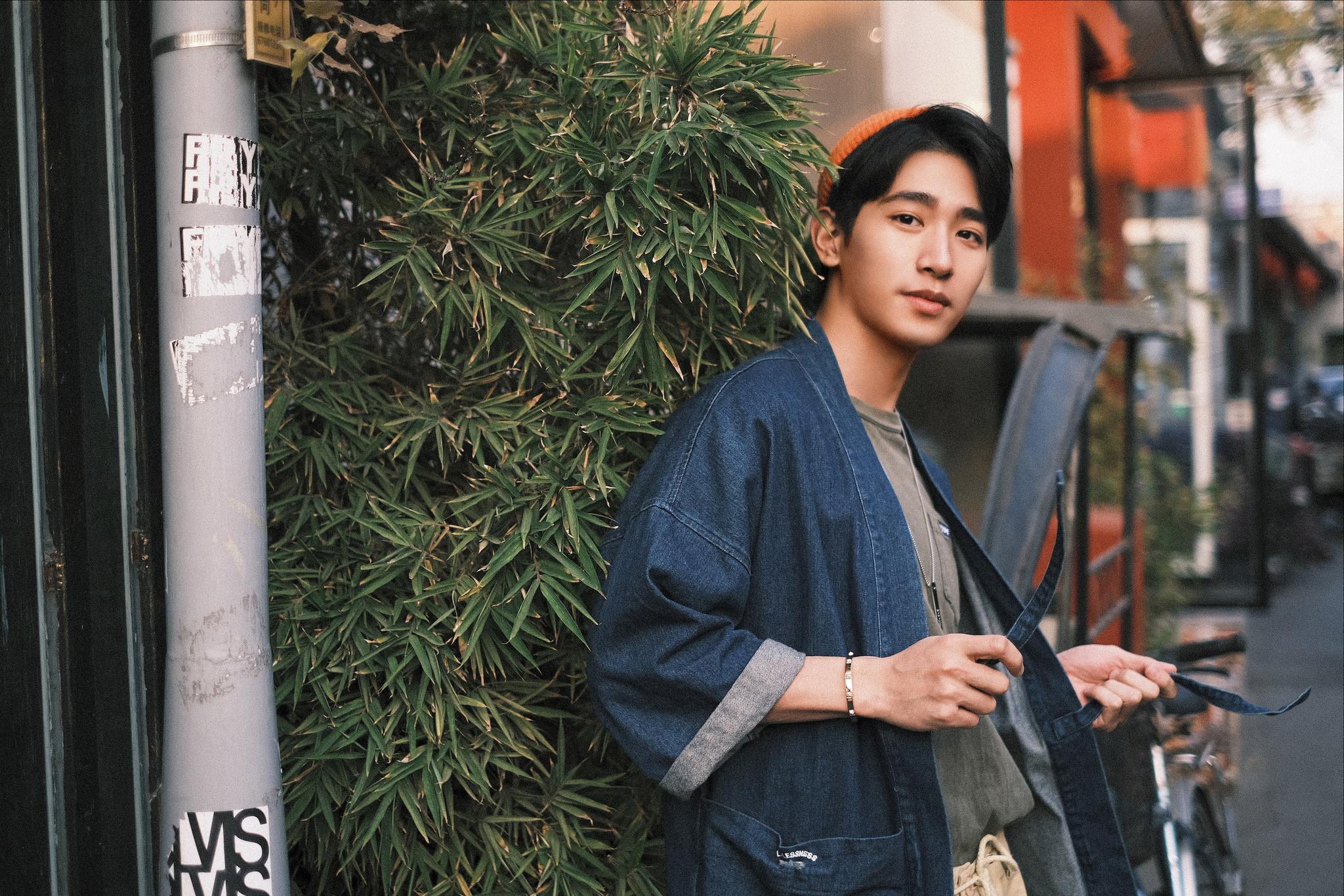 王浩翔[超话]# 冬日写真  寒冬气息  复古穿搭 气质少年  温情脉脉