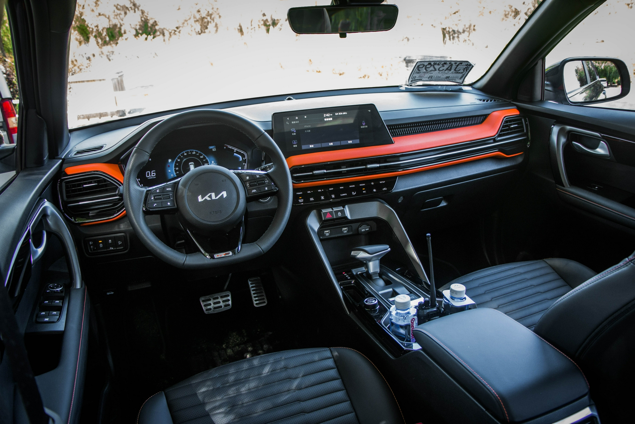 在内饰方面,新款起亚智跑ace的变化也相当大,首先映入眼帘的就是醒目