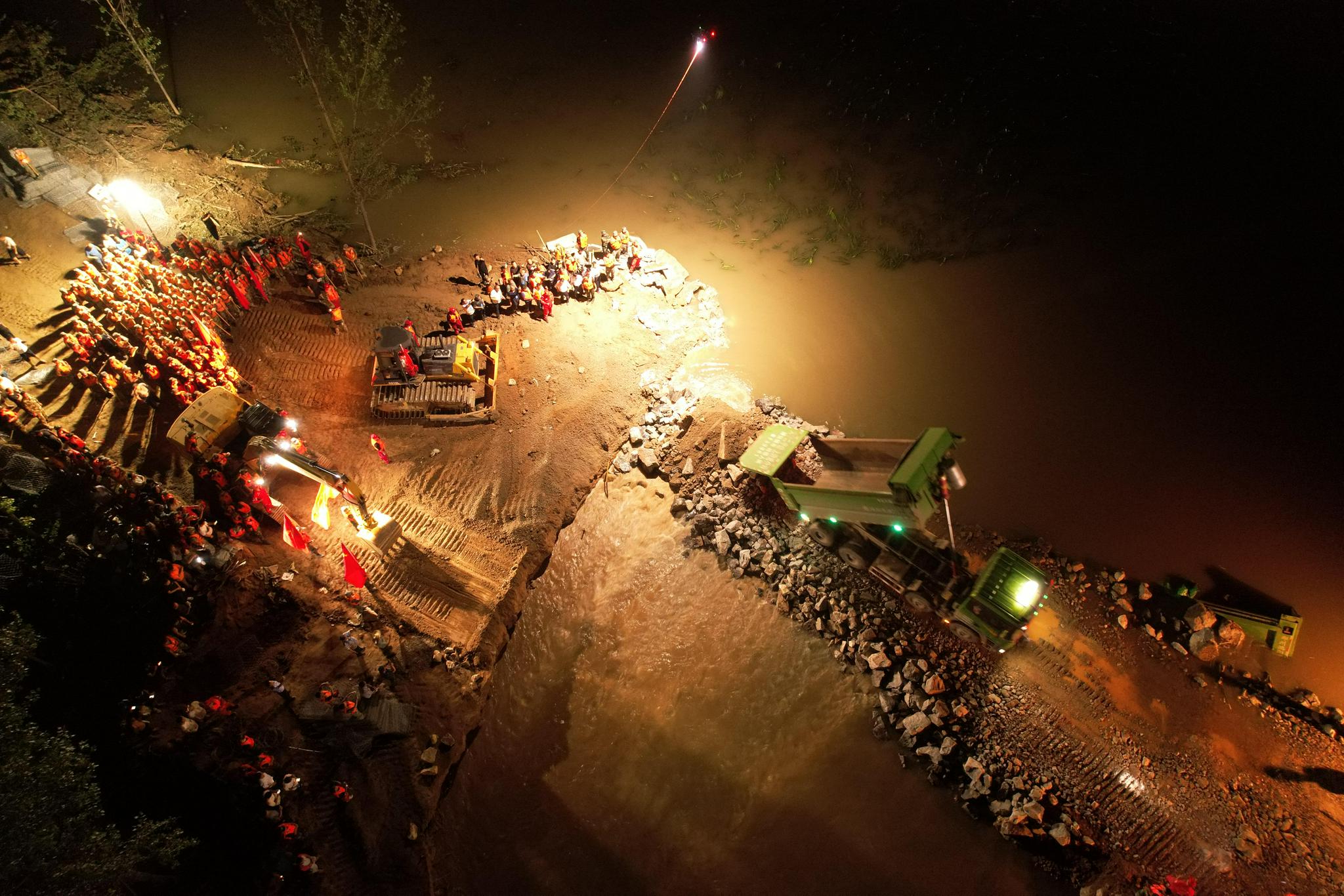 河南鹤壁卫河决口今晨成功合龙