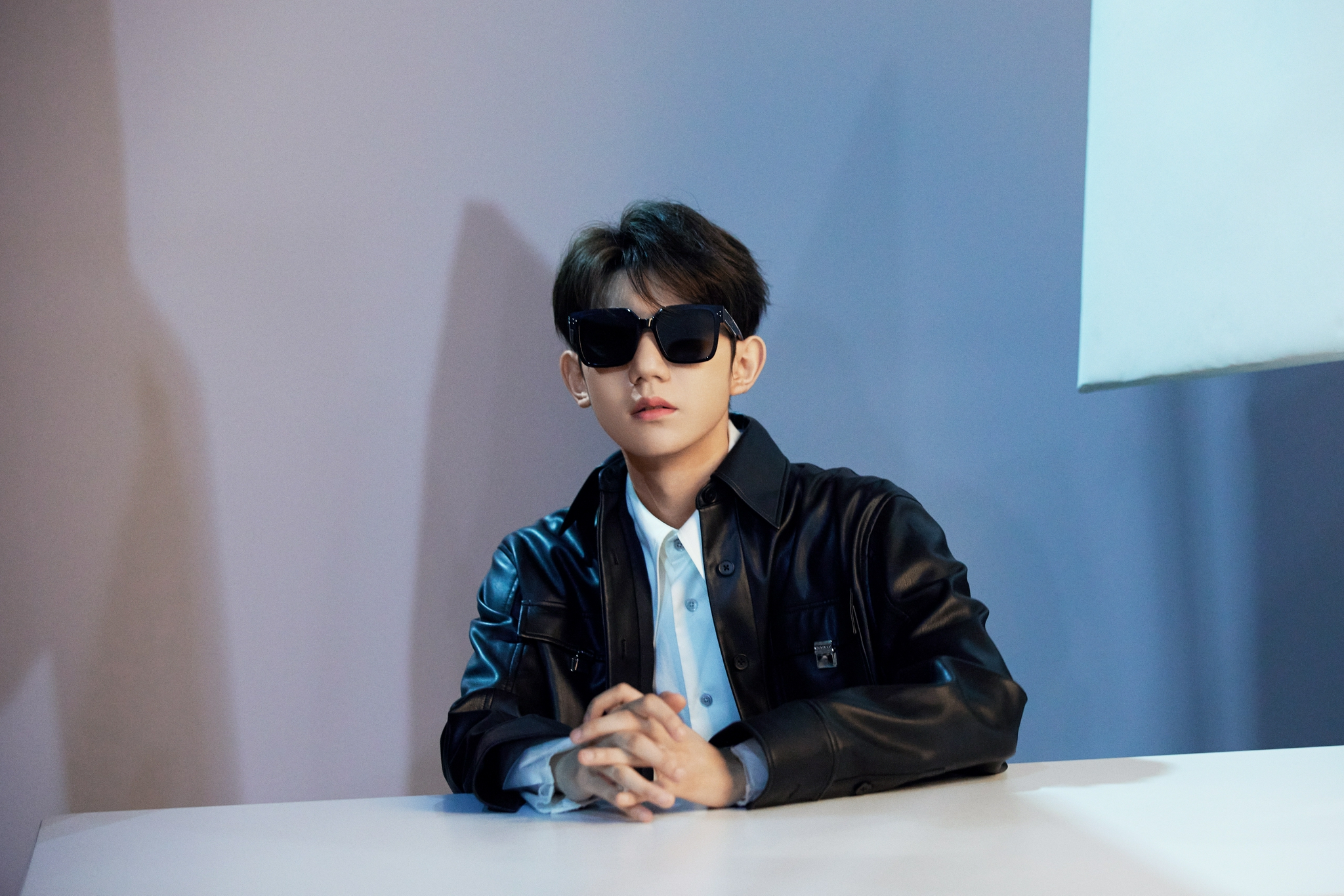 王源戴金丝边眼镜斯文俊秀,黑色墨镜又帅又拽,王源表现力绝了