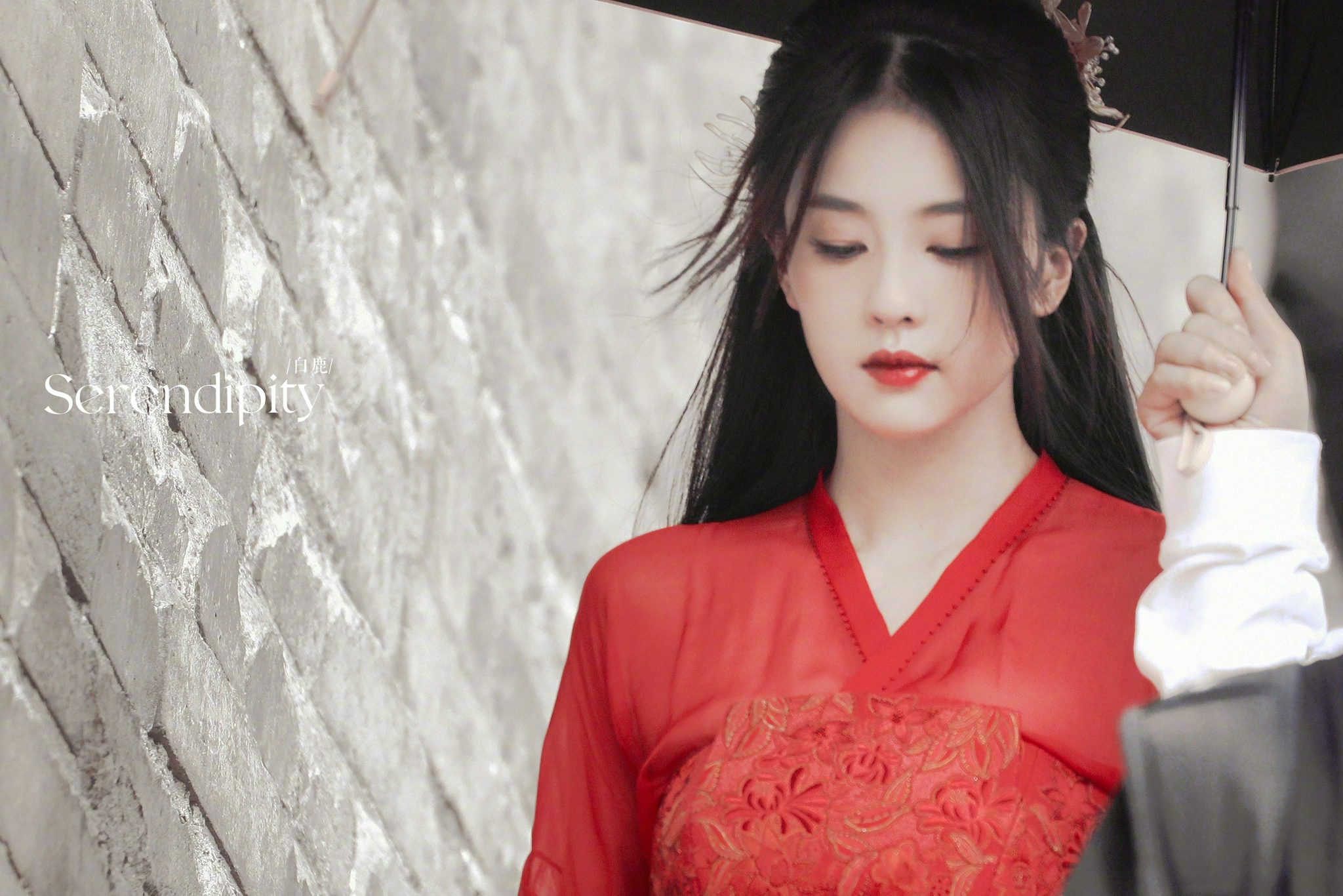 白鹿一生一世红衣跳楼饭拍路透 突然给我美无语住了……__财经头条