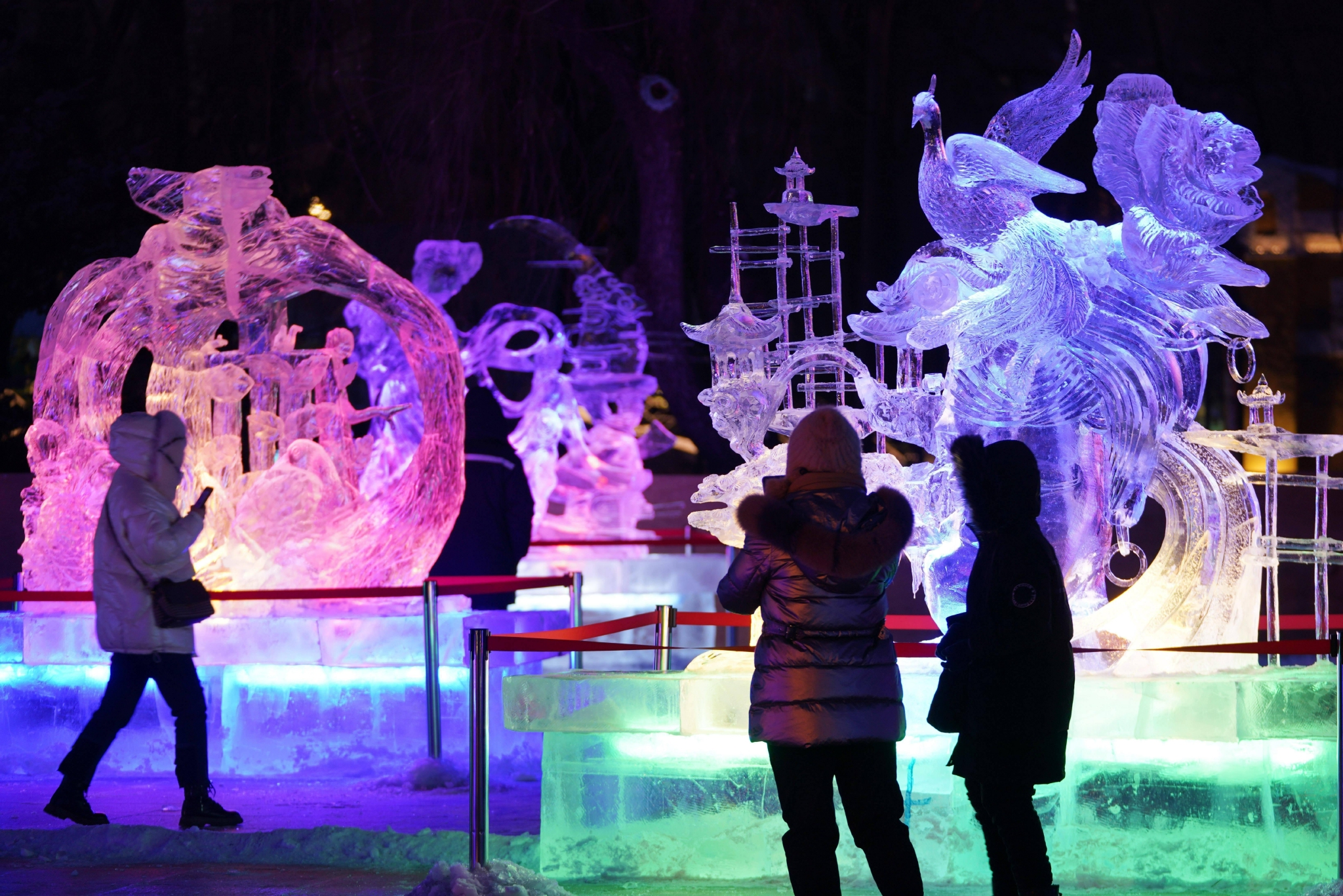 享冰城夜色 赏多彩冰雕|哈尔滨|新华社|王建威_新浪新闻