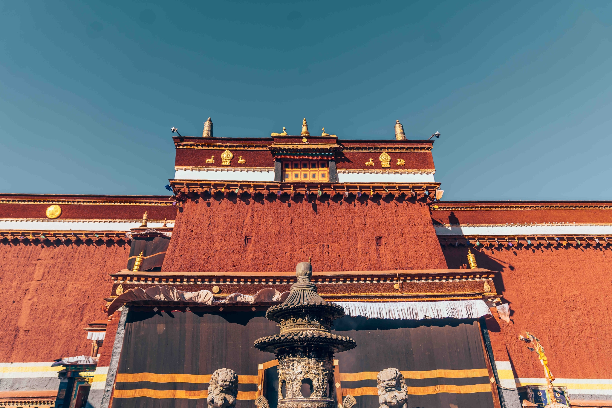 坐落于4300米雪域高原的萨迦寺阳光照射着这片纯净的土地上