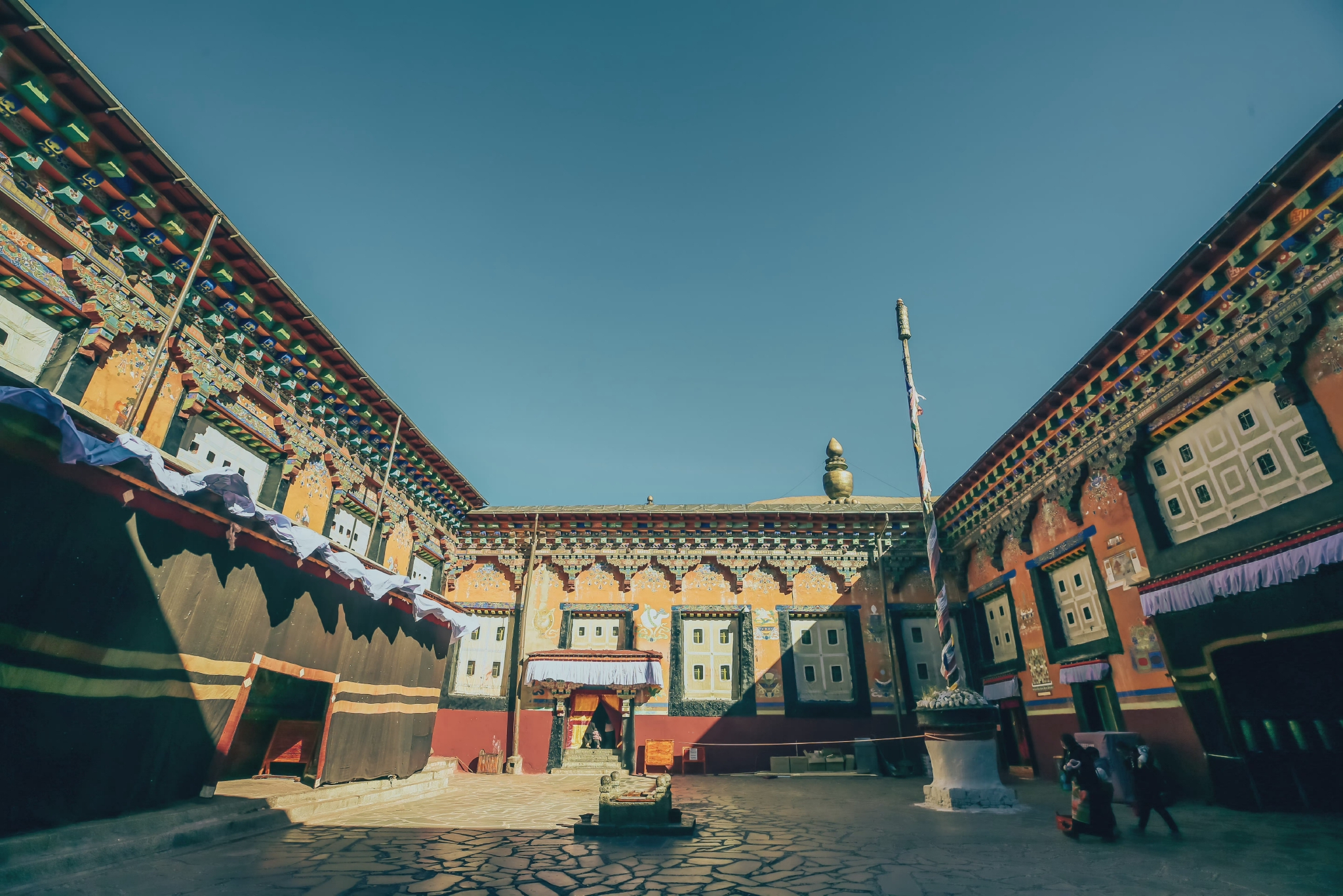 坐落于4300米雪域高原的萨迦寺阳光照射着这片纯净的土地上