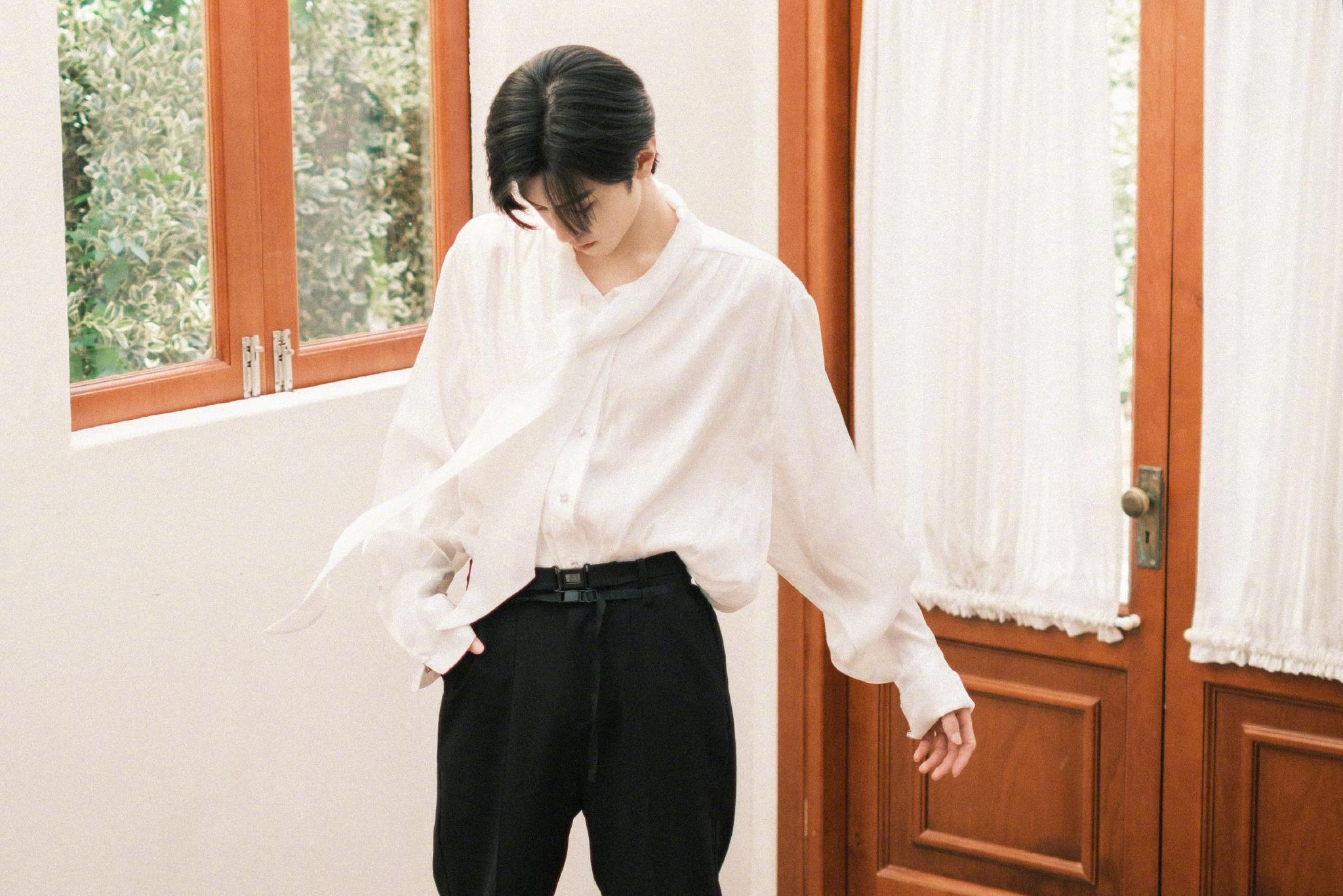 陈泽远十八宫格福利来了 白色衬衫造型好绝 想和陈哲远一起过七夕