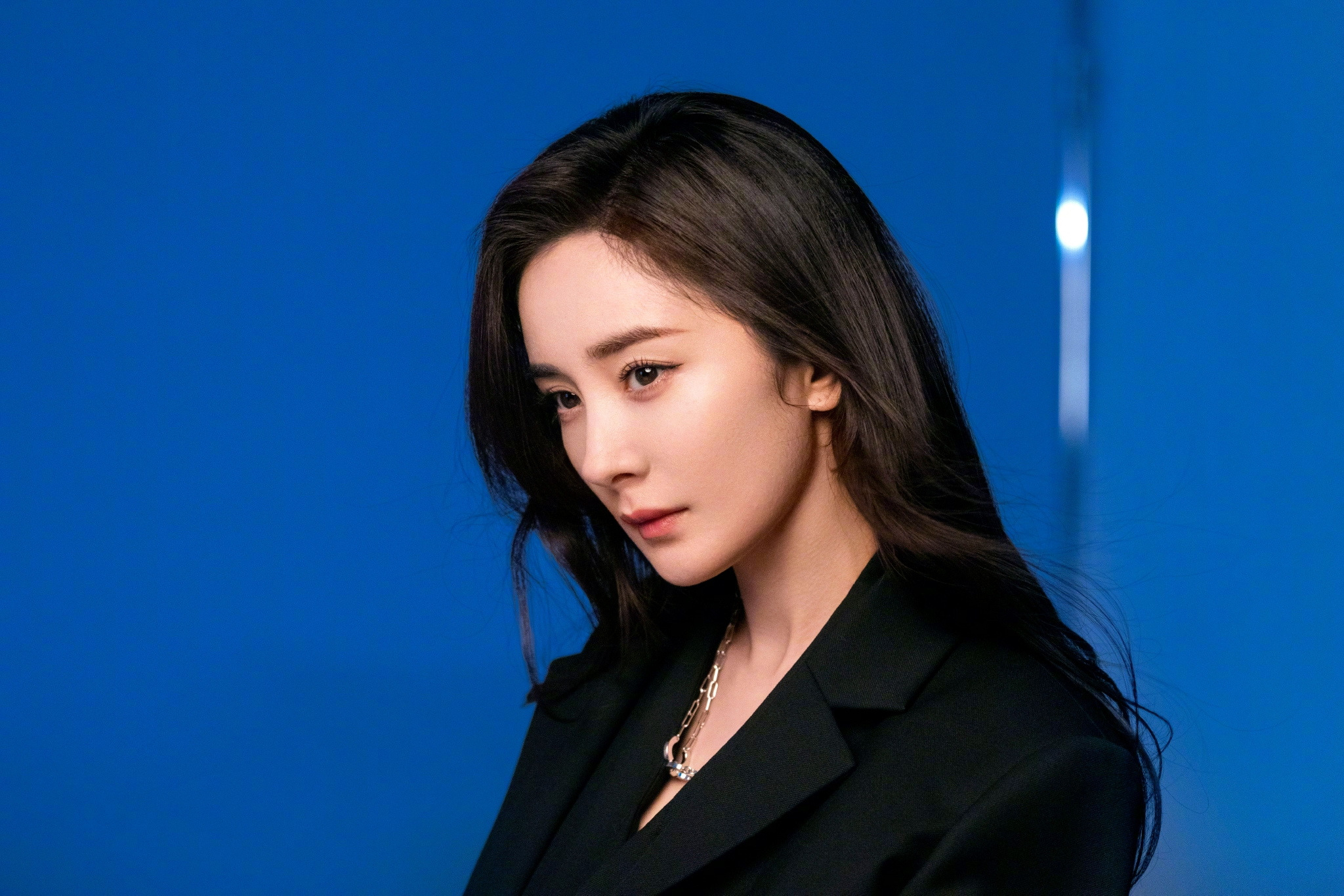 杨幂西装侧颜随拍……|杨幂|侧颜|锦鲤_新浪新闻