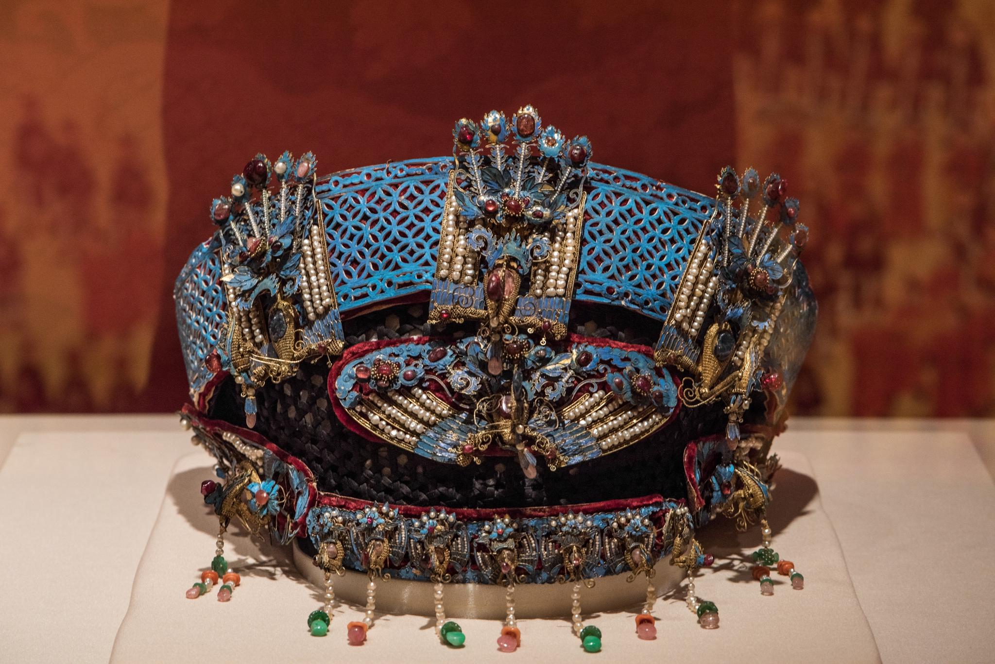 【故宫博物院藏· 清代镀金镶珍珠宝石凤钿子】此钿子正面外饰各种形