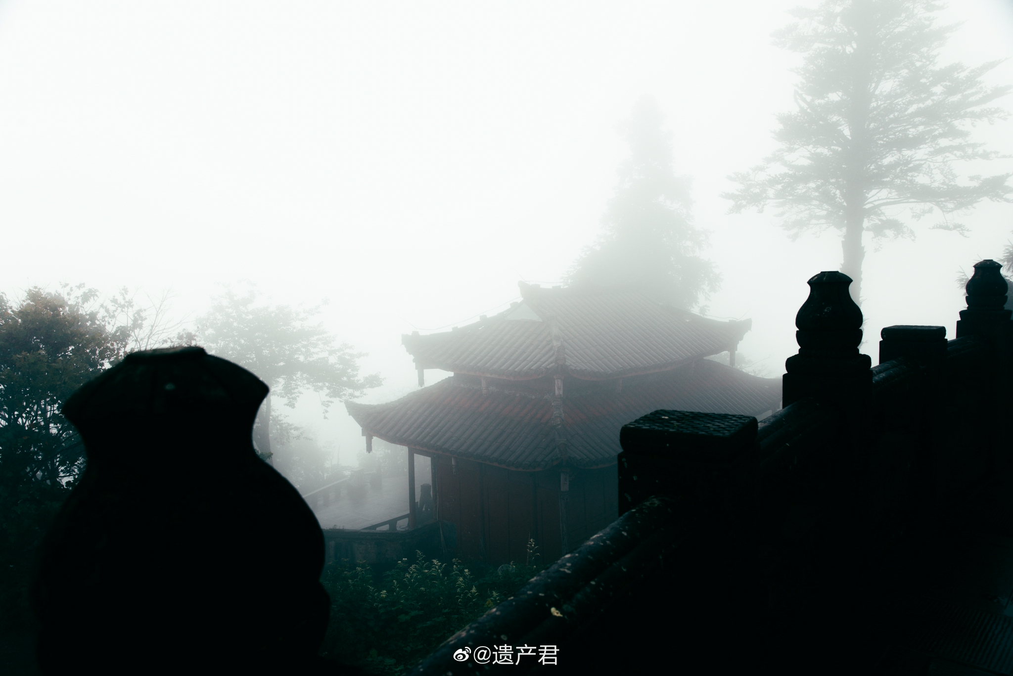 洗象池寺庙建筑群,若隐若现的古建筑增添了一丝人文的神秘感,颇有意境