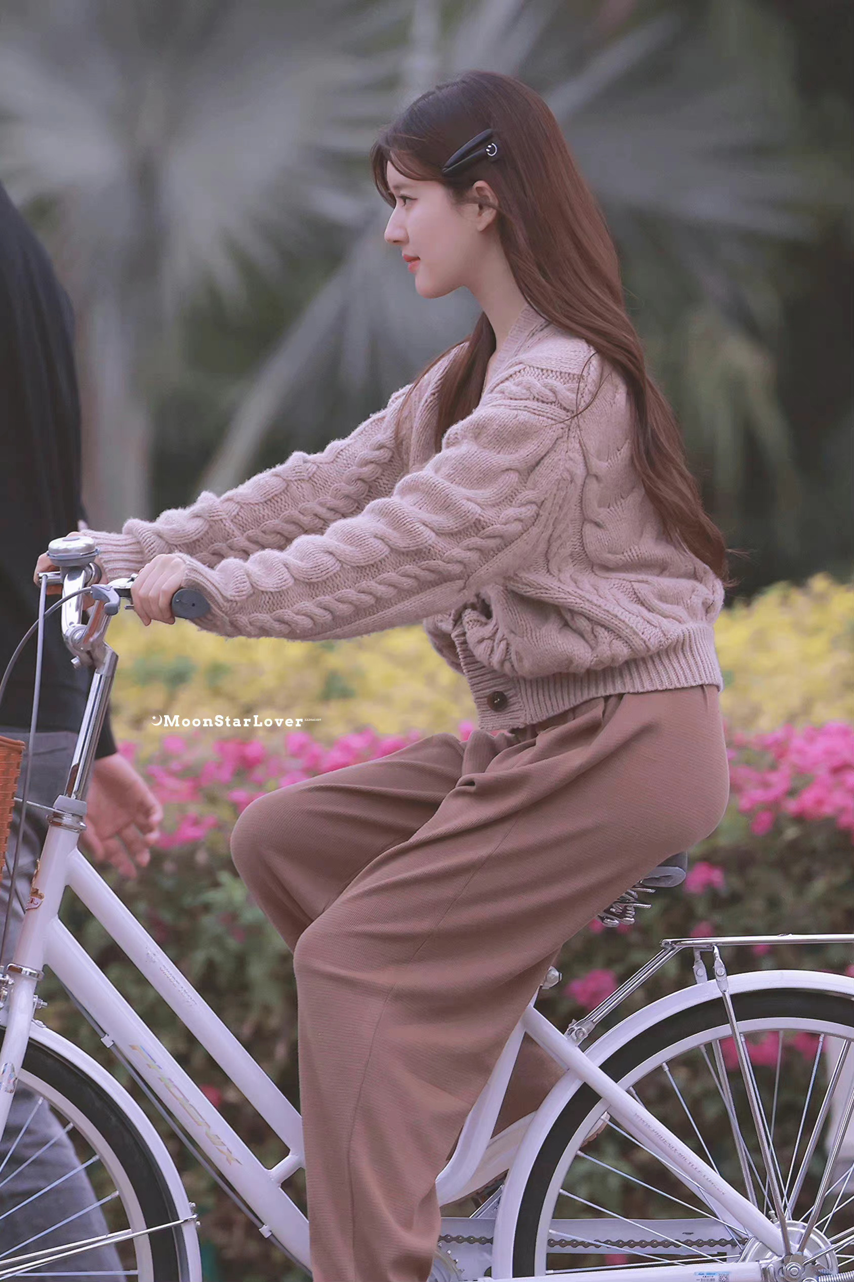 赵露思《偷偷藏不住》骑自行车路透 元气满满 清纯活力的少女