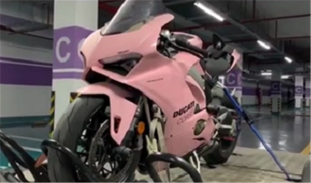 原来,大部分杜卡迪漆面不是黑色就是红色,而这类粉色的杜卡迪后期贴膜